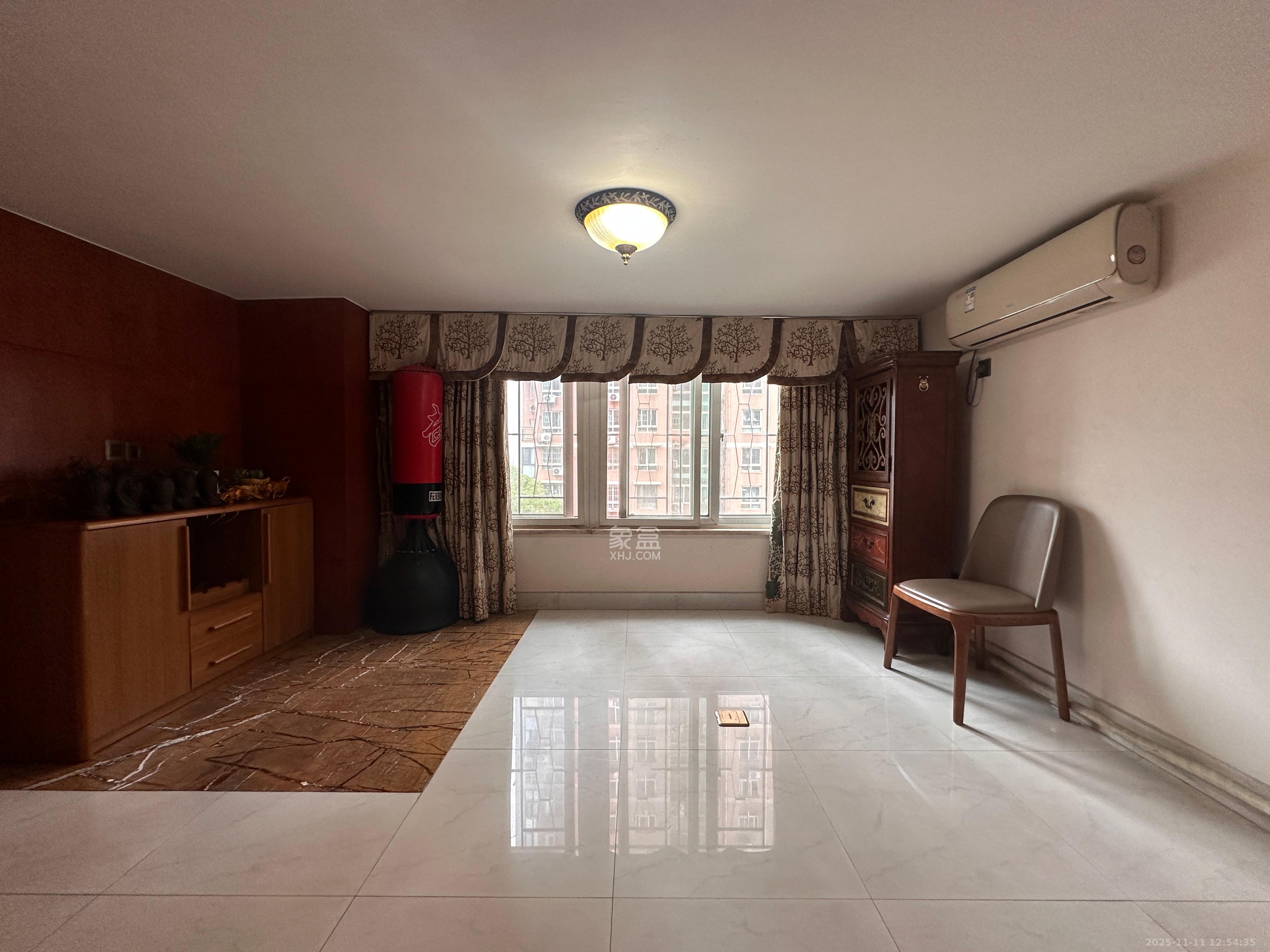 君临天厦  4室2厅2卫    8000.0元/月室内图