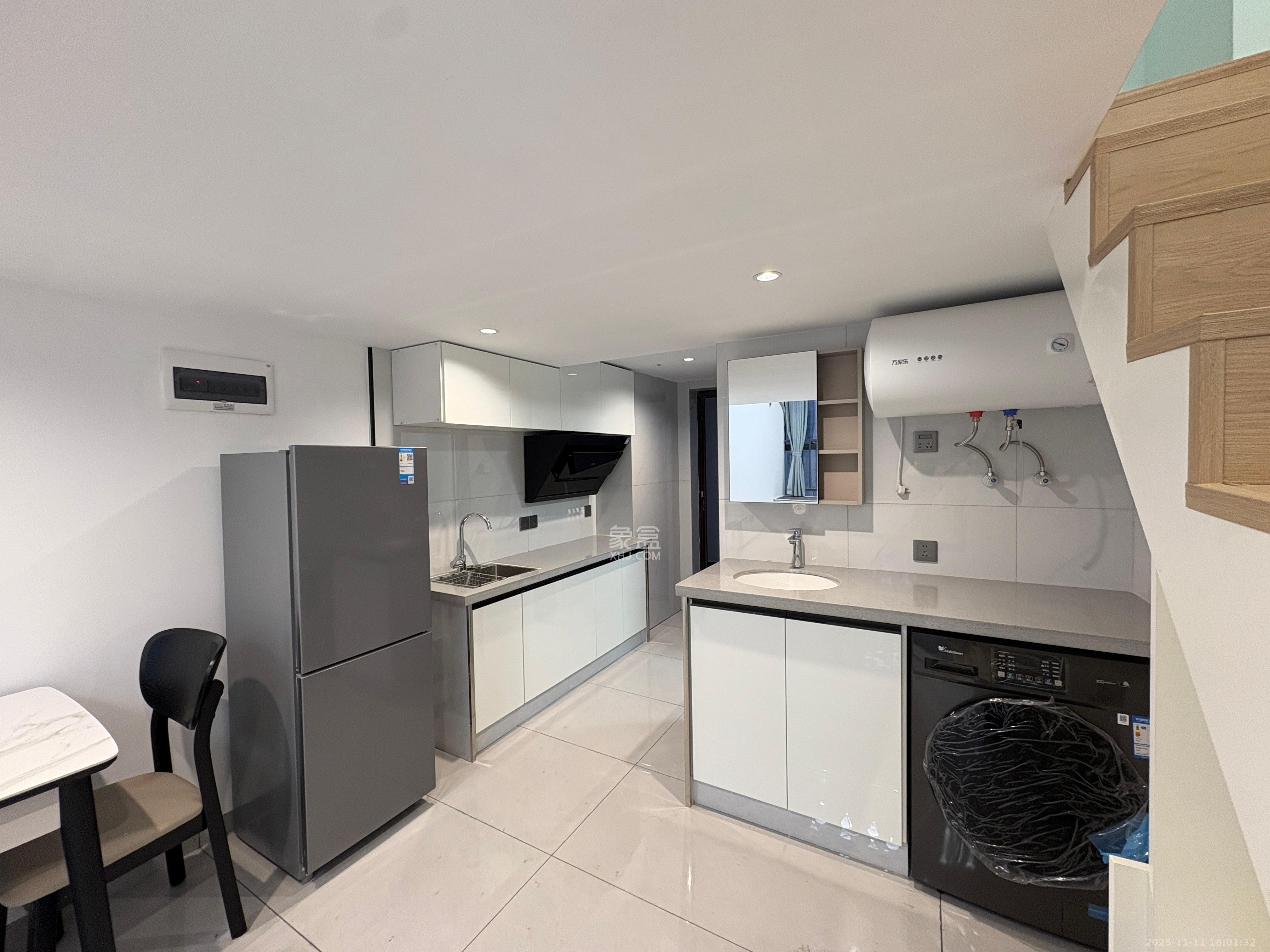 裕天国际商汇中心 1室0厅0卫 1800.0元/月 裕天国际商汇中心 1室0厅0卫 1800.0元/月室内图