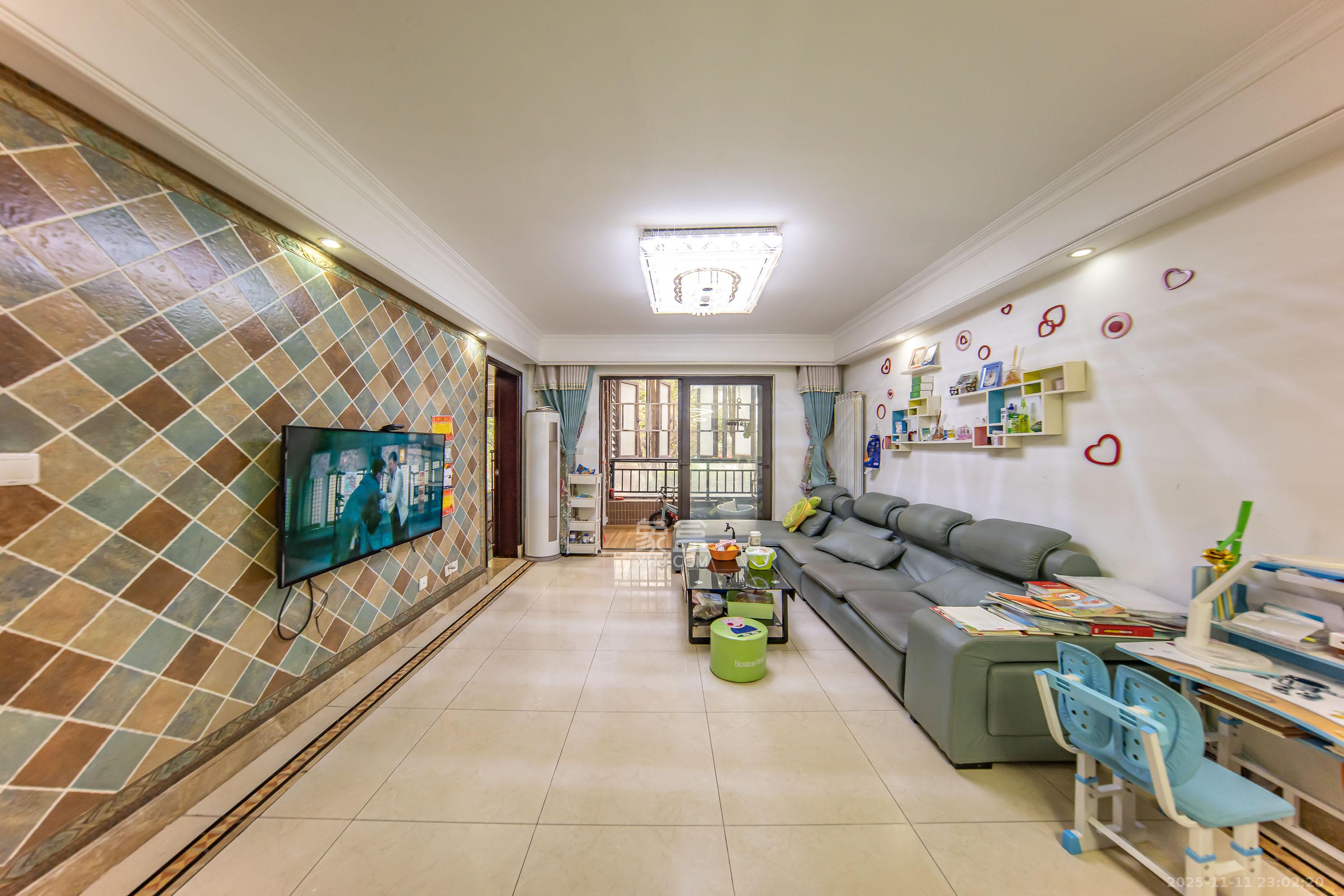 中海国际一期  3室2厅1卫    64.8万客厅