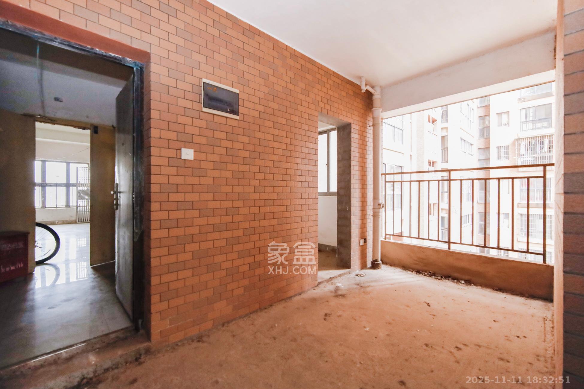 上海城小区  4室2厅2卫    138.0万阳台