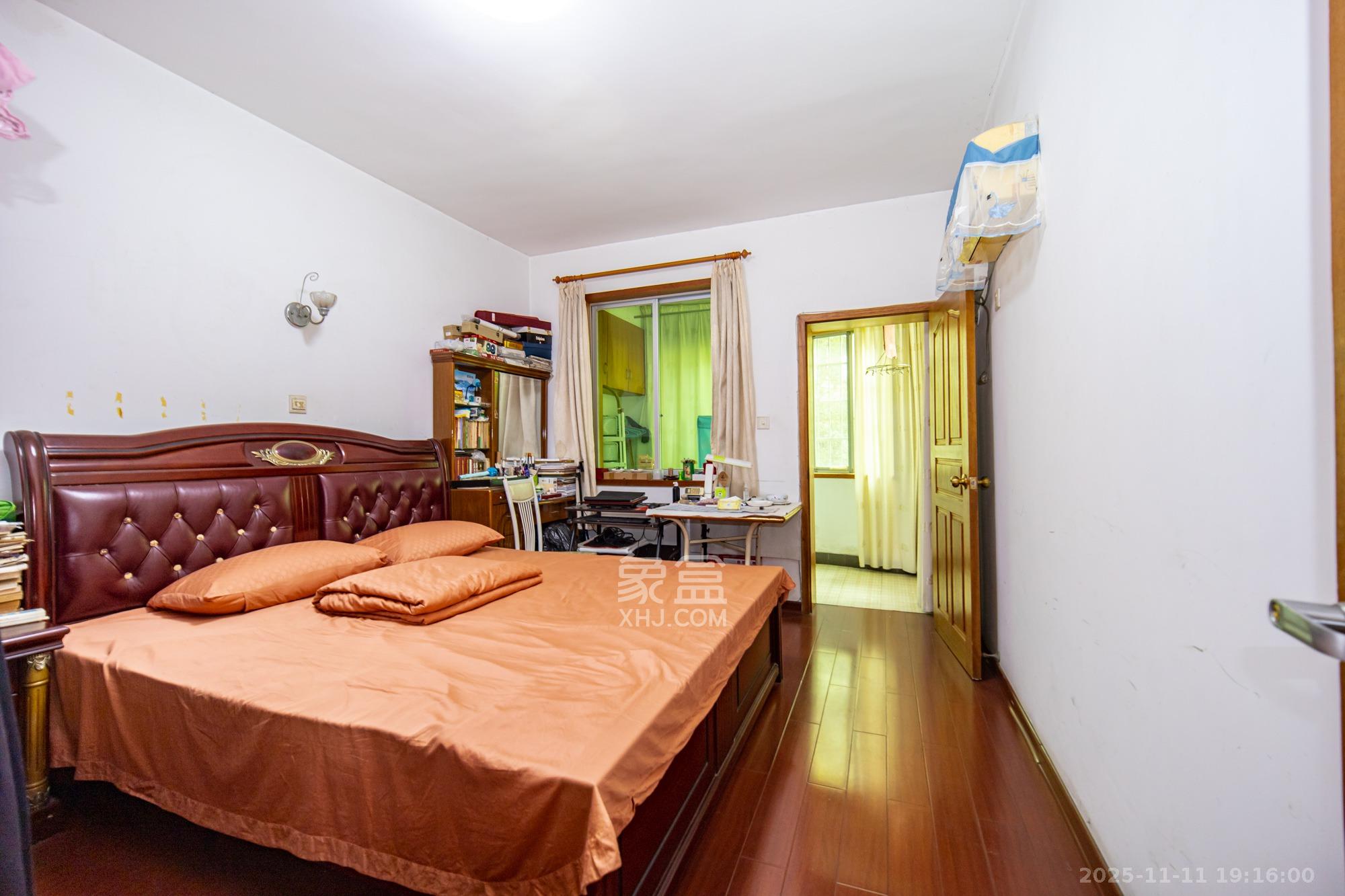 中南汽车世界  3室2厅1卫    38.8万卧室