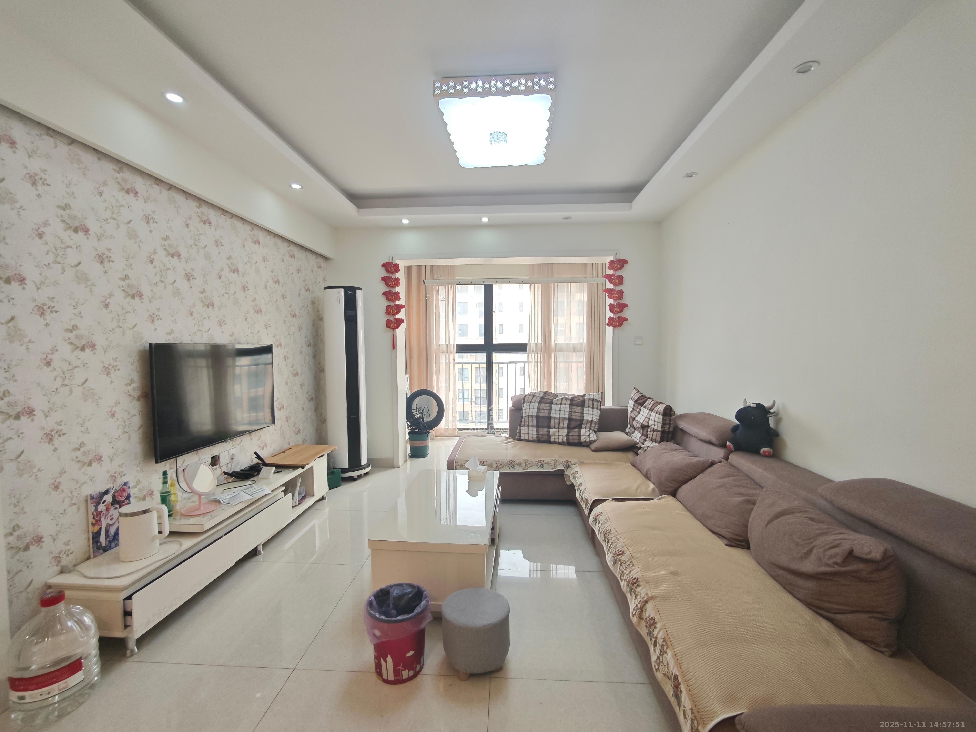 米兰春天  3室2厅1卫    2200.0元/月室内图