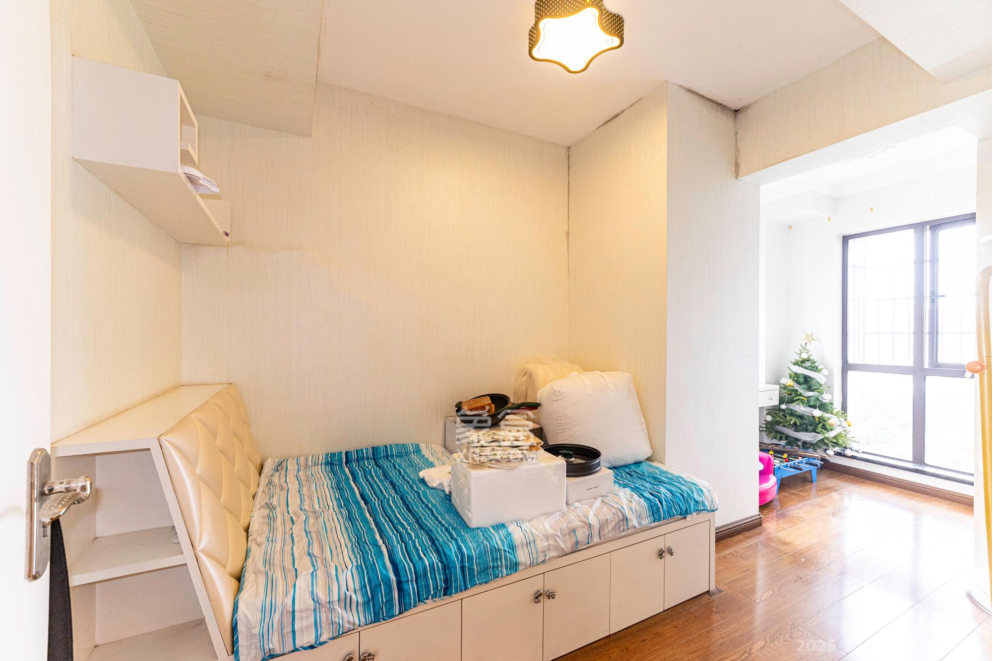 星湖湾一期高层  4室2厅2卫    108.0万卧室