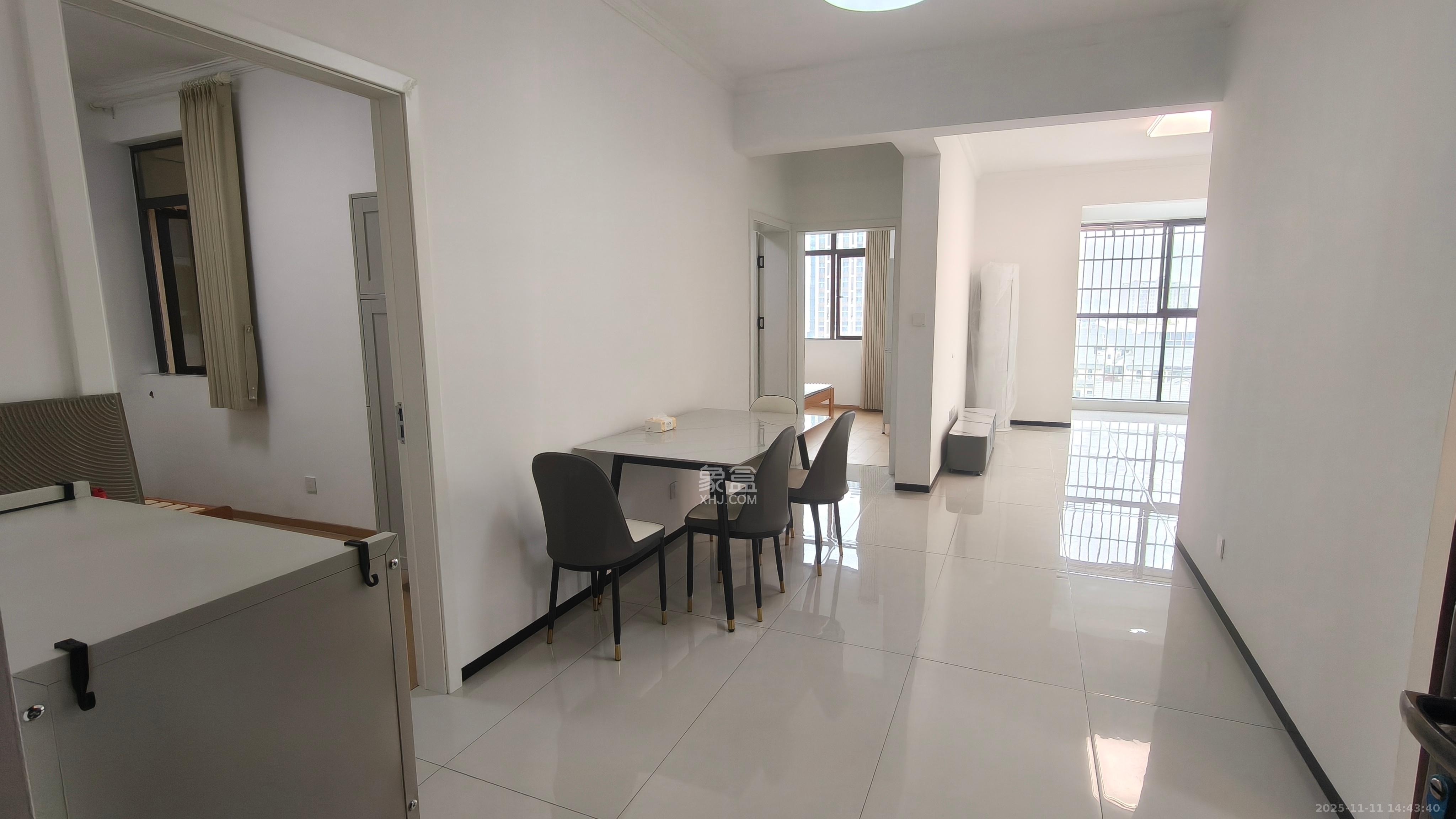 艾美潇湘  3室1厅2卫    1850.0元/月