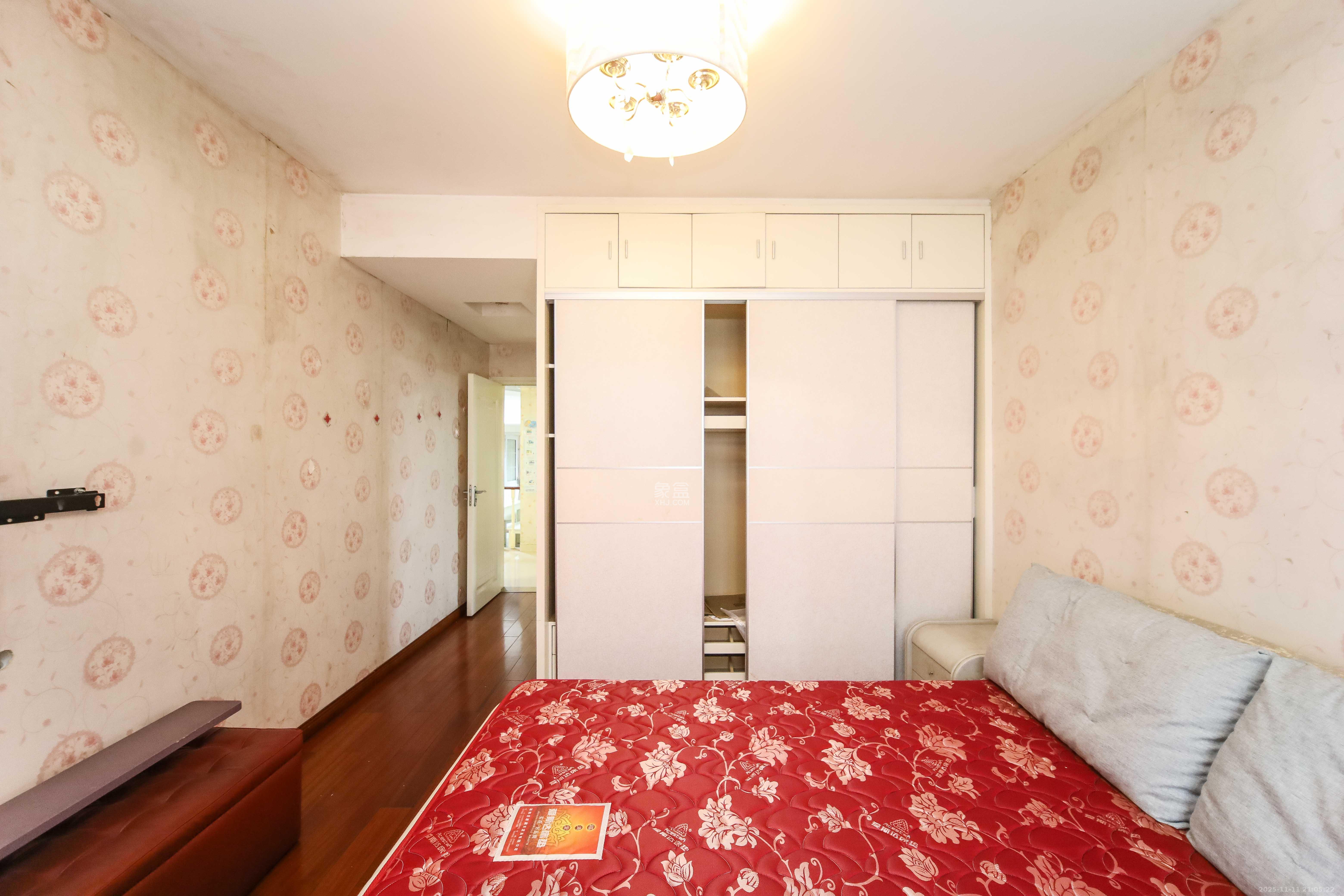 东玺门  3室2厅1卫    98.0万卧室