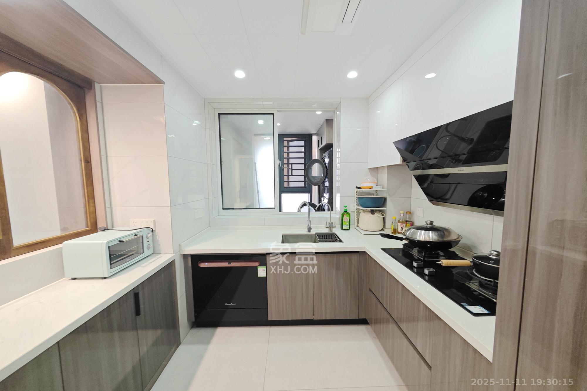 保利大都汇四期  3室2厅2卫    143.0万厨房