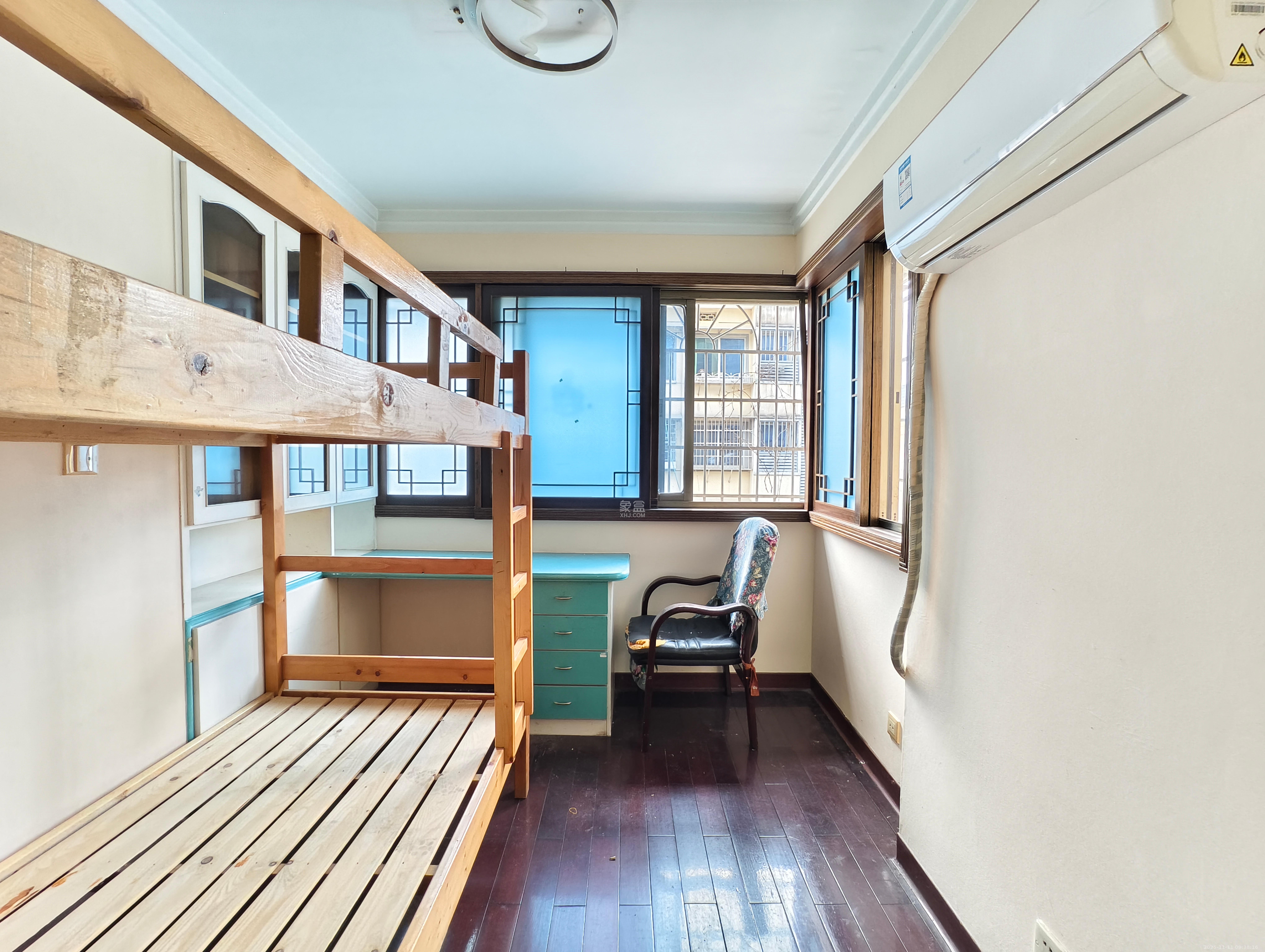 岳银小区（一二三五村）  3室2厅2卫    2400.0元/月室内图