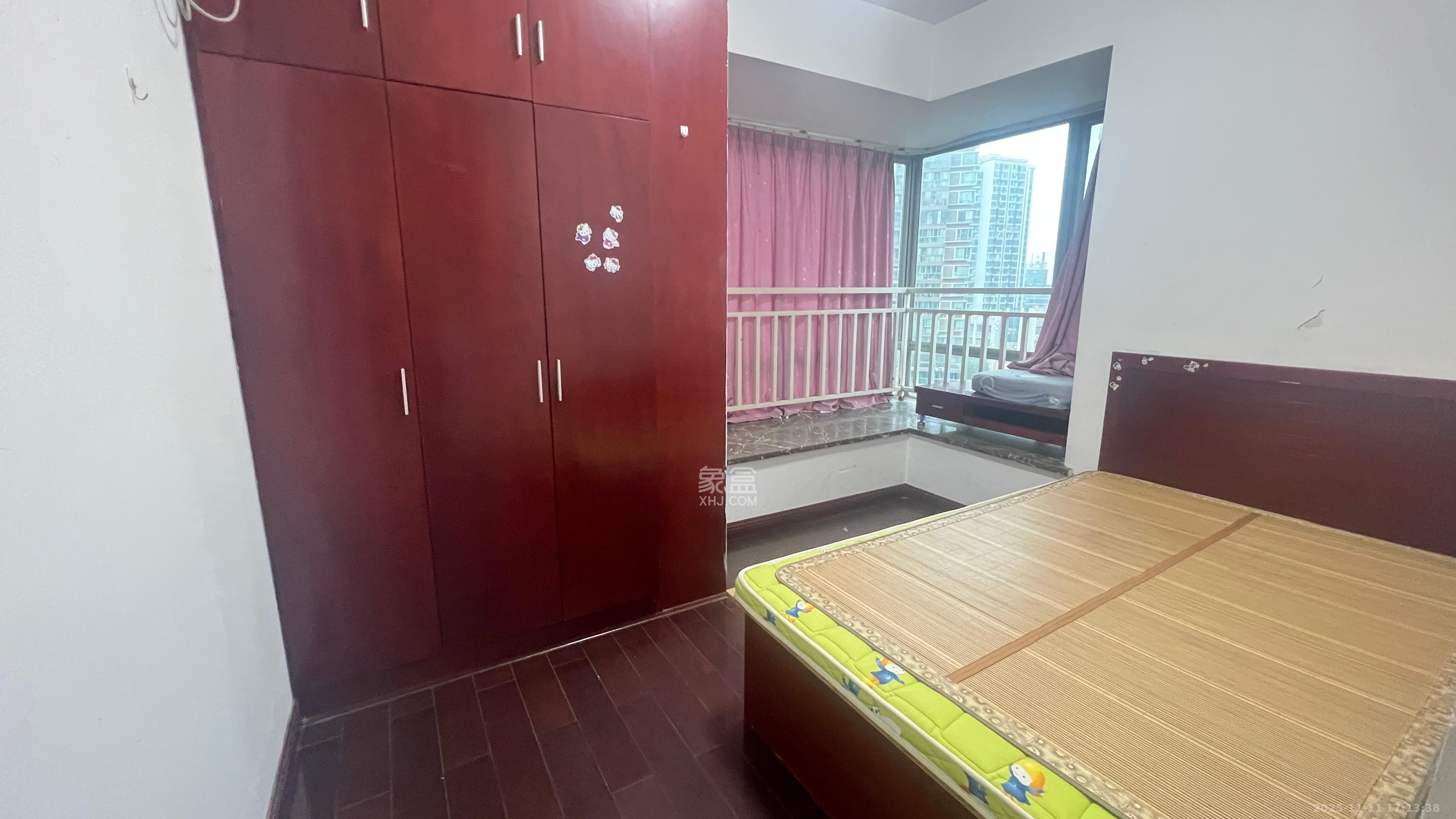 新城新世界一二三期  1室2厅1卫    2600.0元/月室内图