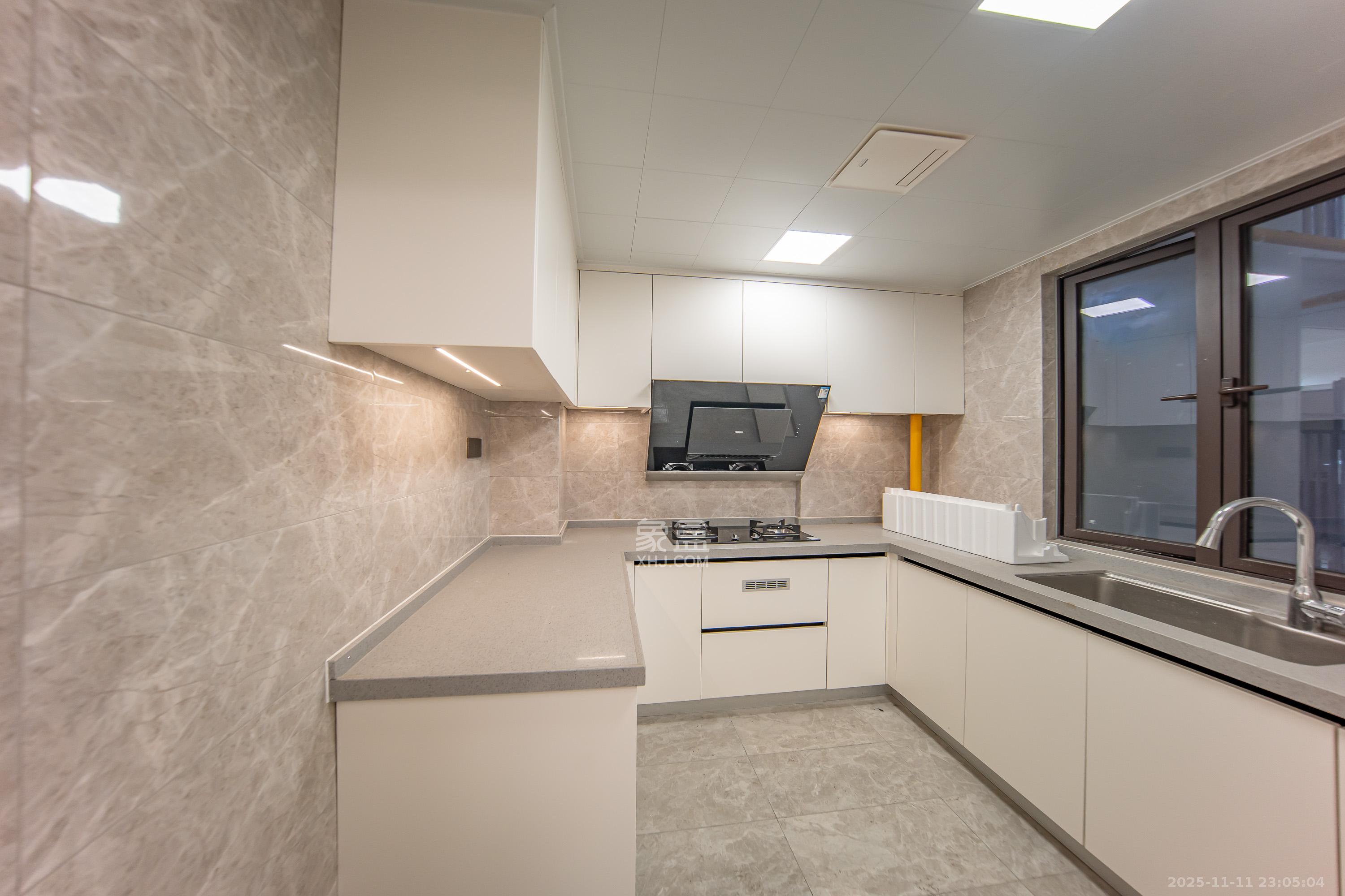 旭辉国宸府  3室2厅2卫    112.0万厨房