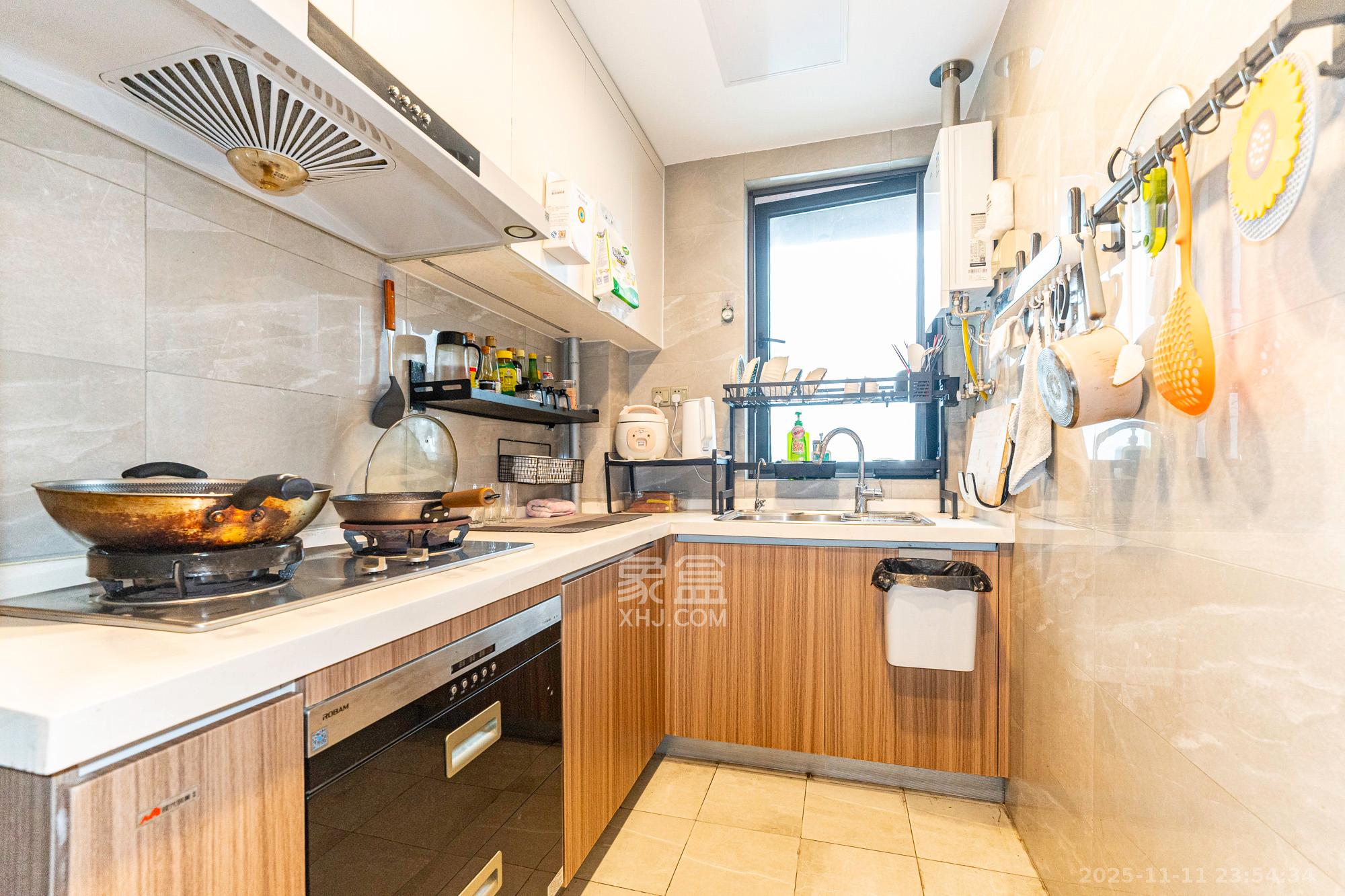 华远碧桂园海蓝城  4室2厅2卫    102.0万厨房