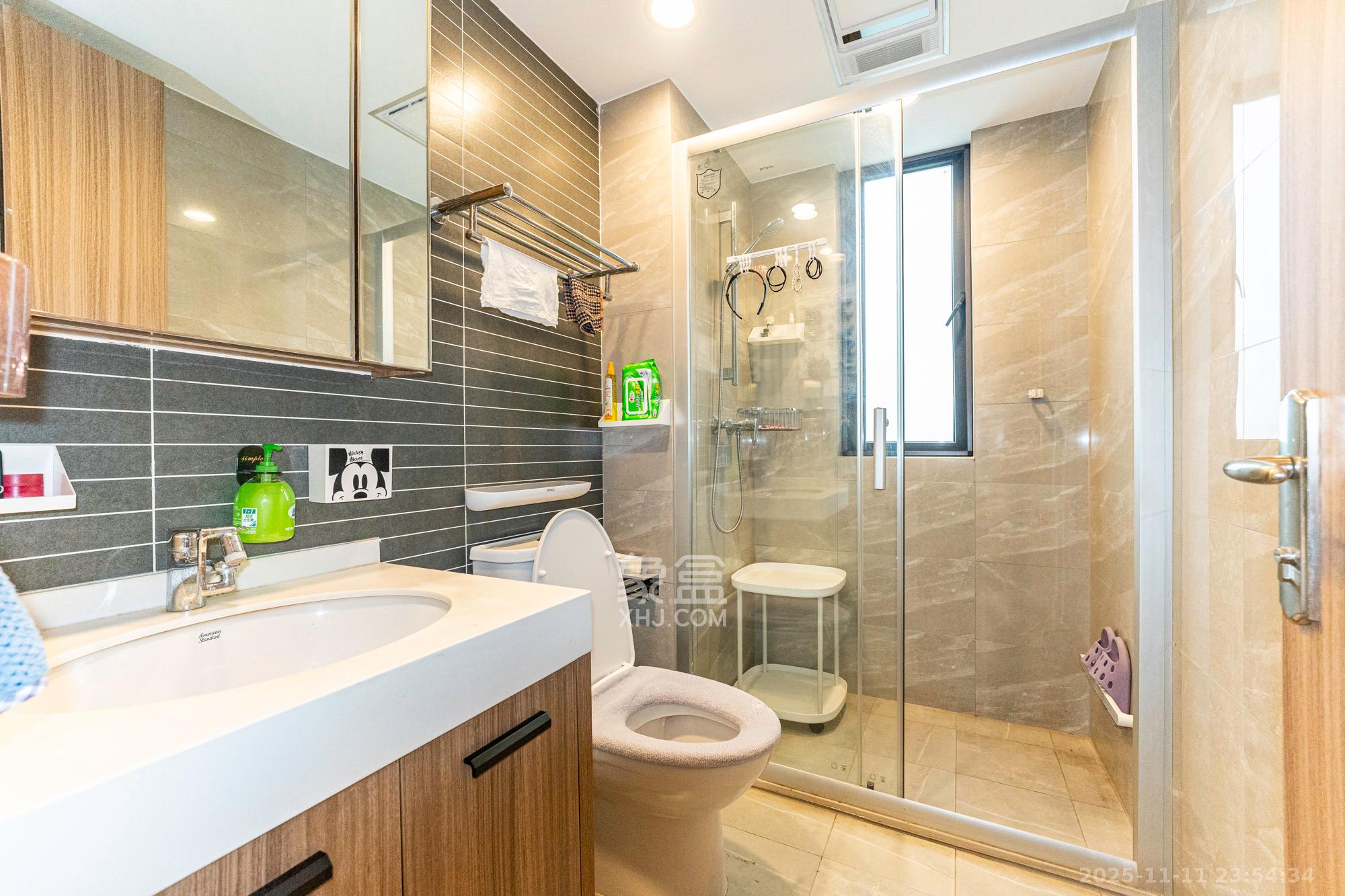 华远碧桂园海蓝城  4室2厅2卫    102.0万卫生间