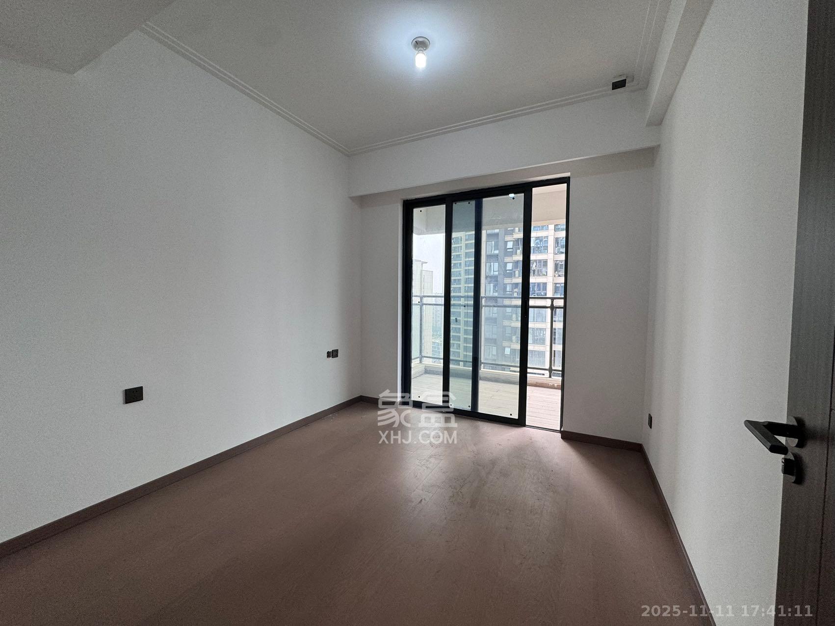 绿地V岛  3室2厅2卫    3300.0元/月室内图