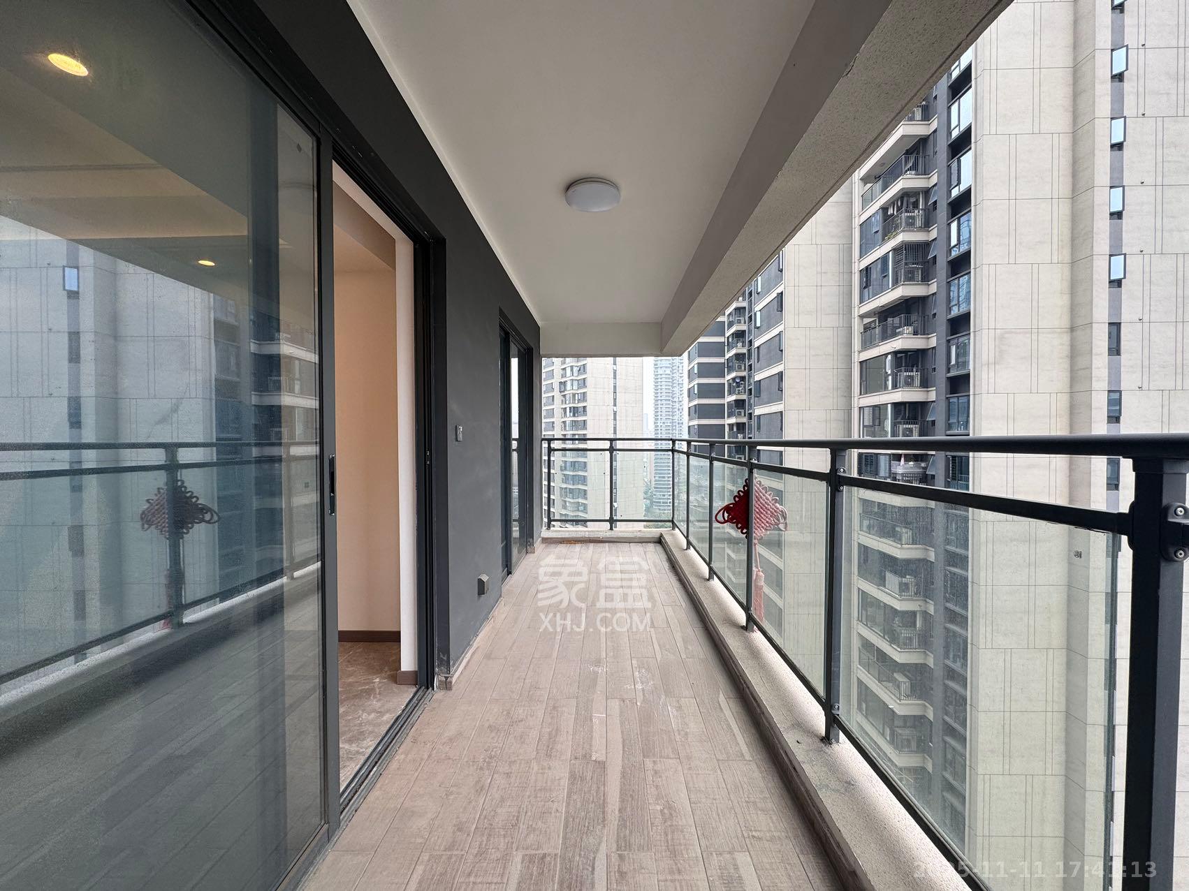 绿地V岛  3室2厅2卫    3300.0元/月室内图