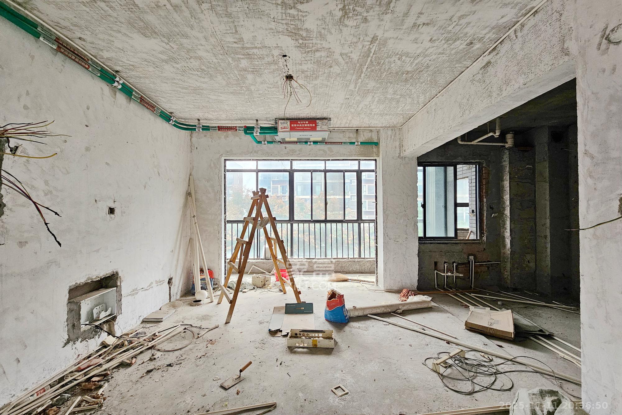 茂华国际湘  5室2厅2卫    180.0万客厅