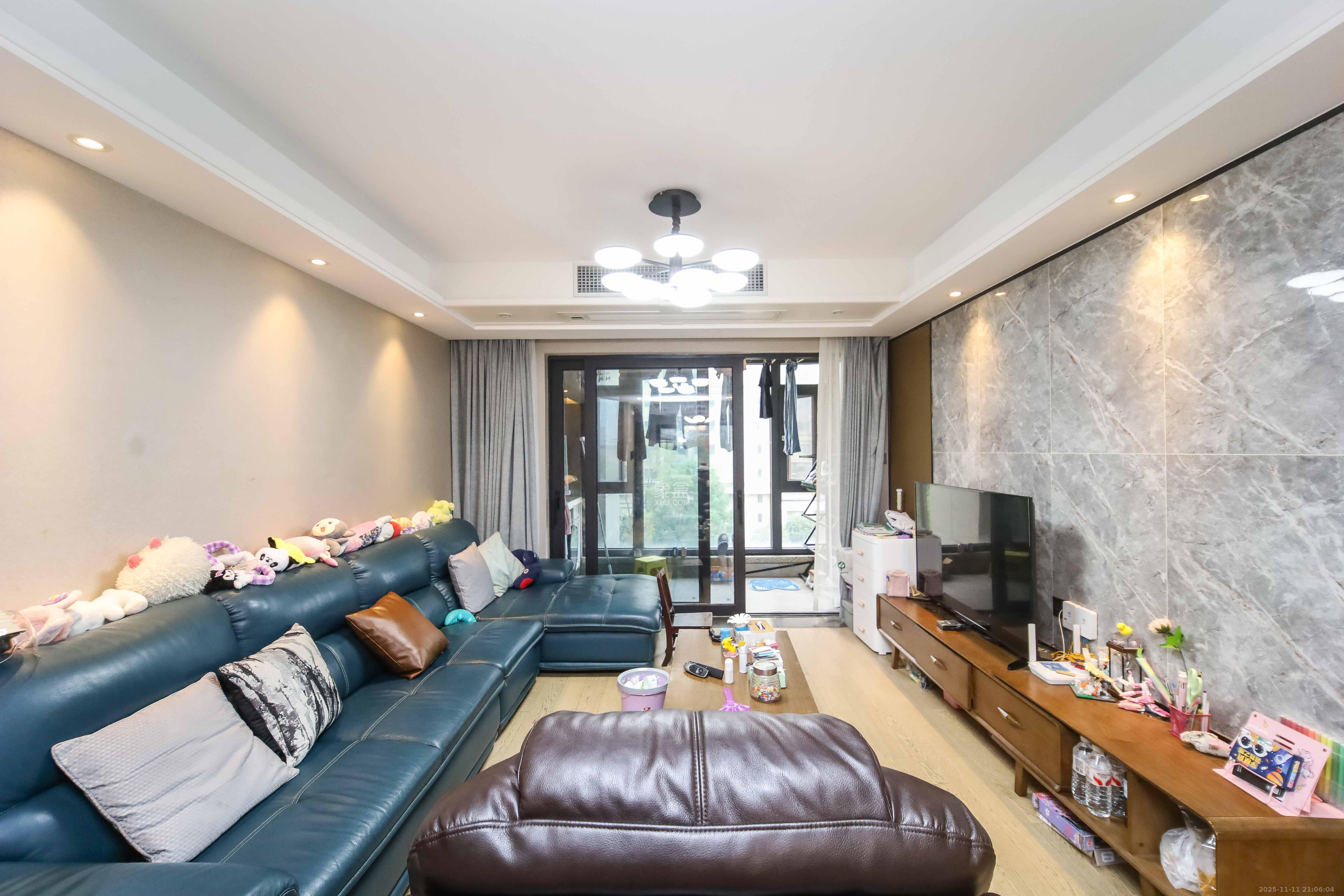 万科金域蓝湾 4室2厅2卫 159.0万 万科金域蓝湾 4室2厅2卫 159.0万客厅