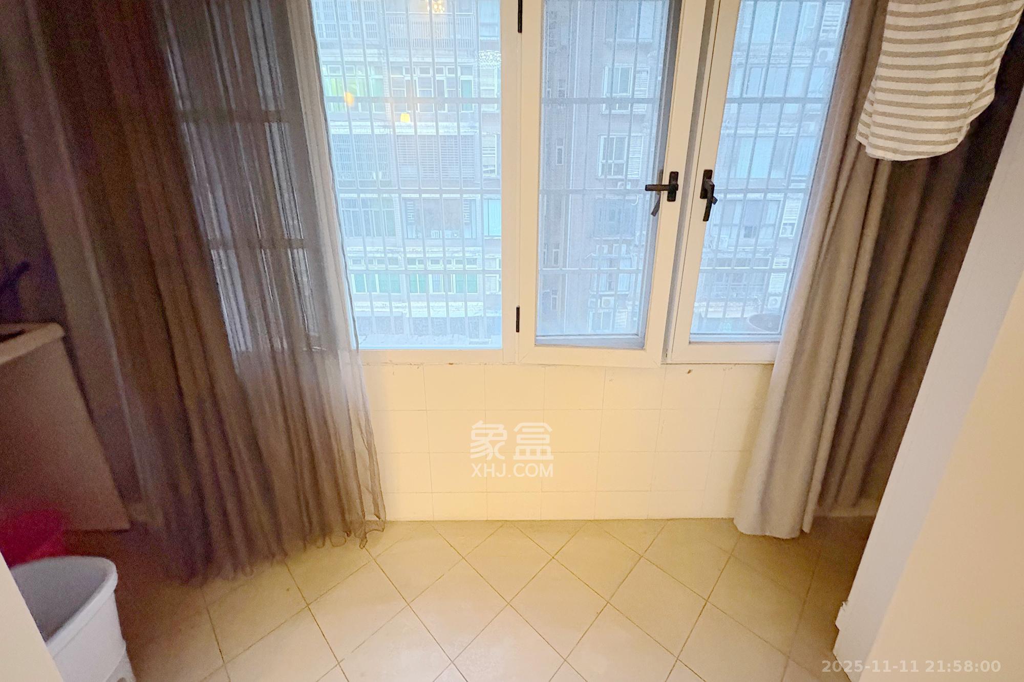 京电花园 5室2厅2卫 240.0万 京电花园 5室2厅2卫 240.0万阳台