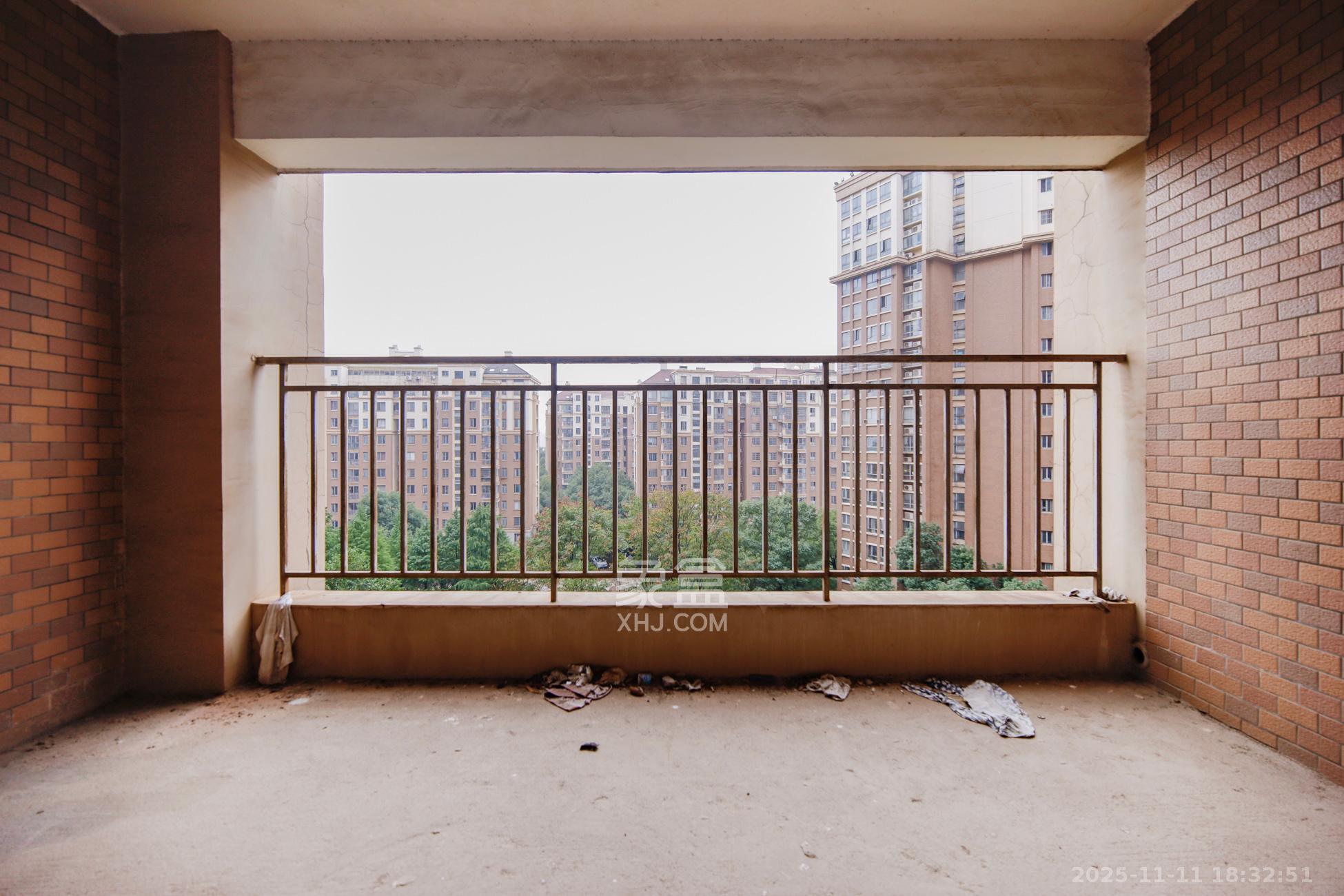 上海城小区  4室2厅2卫    138.0万阳台