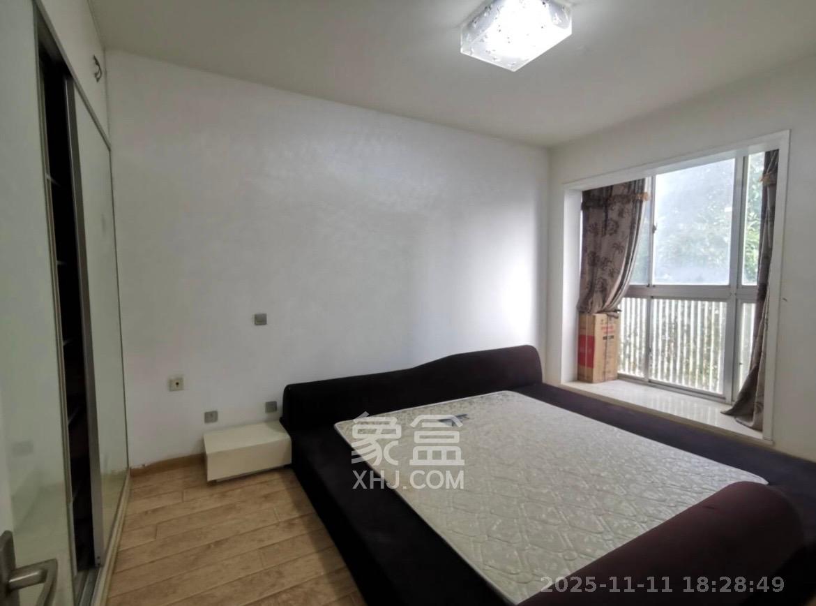 阳光100三期  2室2厅1卫    2400.0元/月室内图