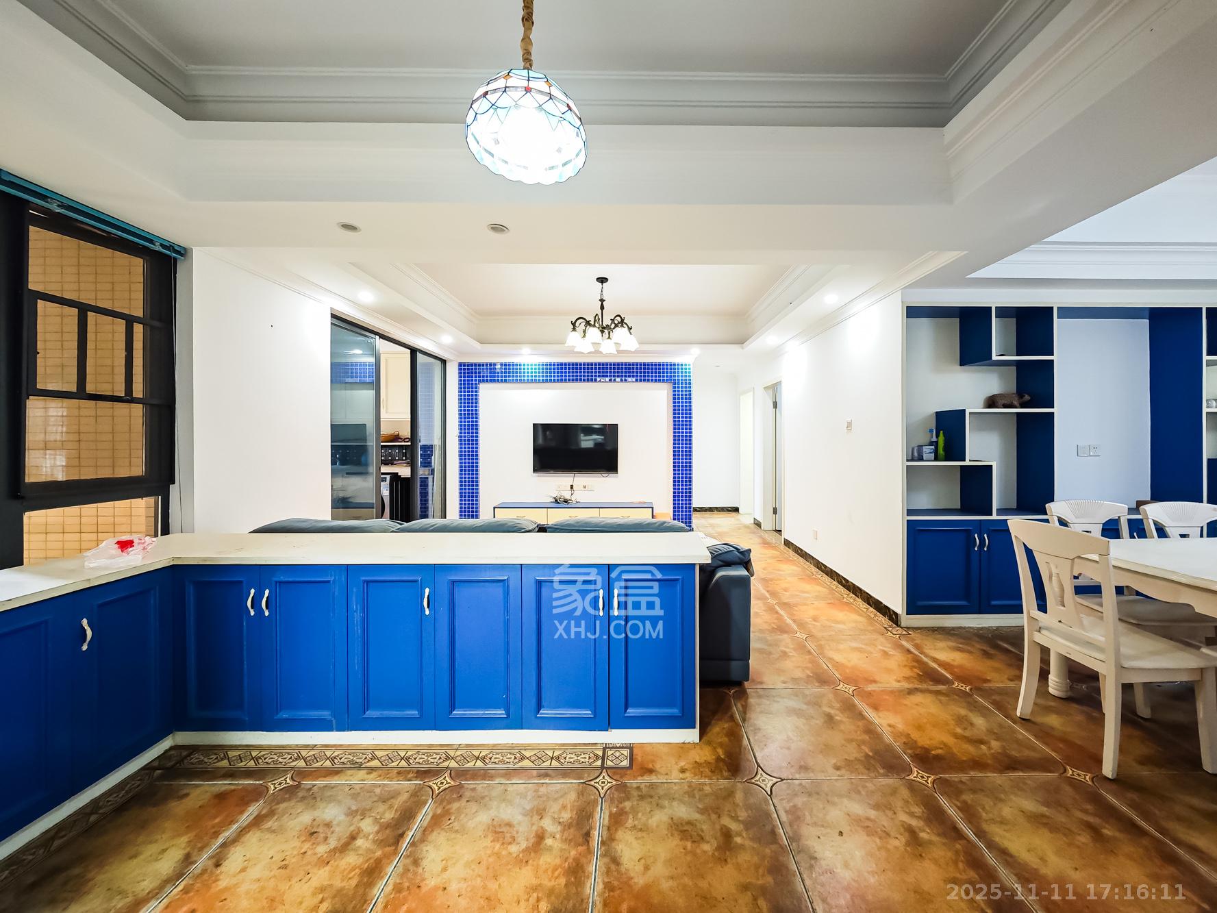 恒鑫山水卿卿  3室2厅2卫    88.0万客厅