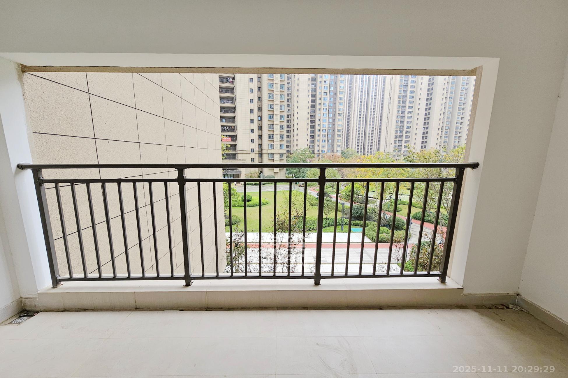 阳光城尚东湾青柠园 4室2厅2卫 140.0万 阳光城尚东湾青柠园 4室2厅2卫 140.0万阳台