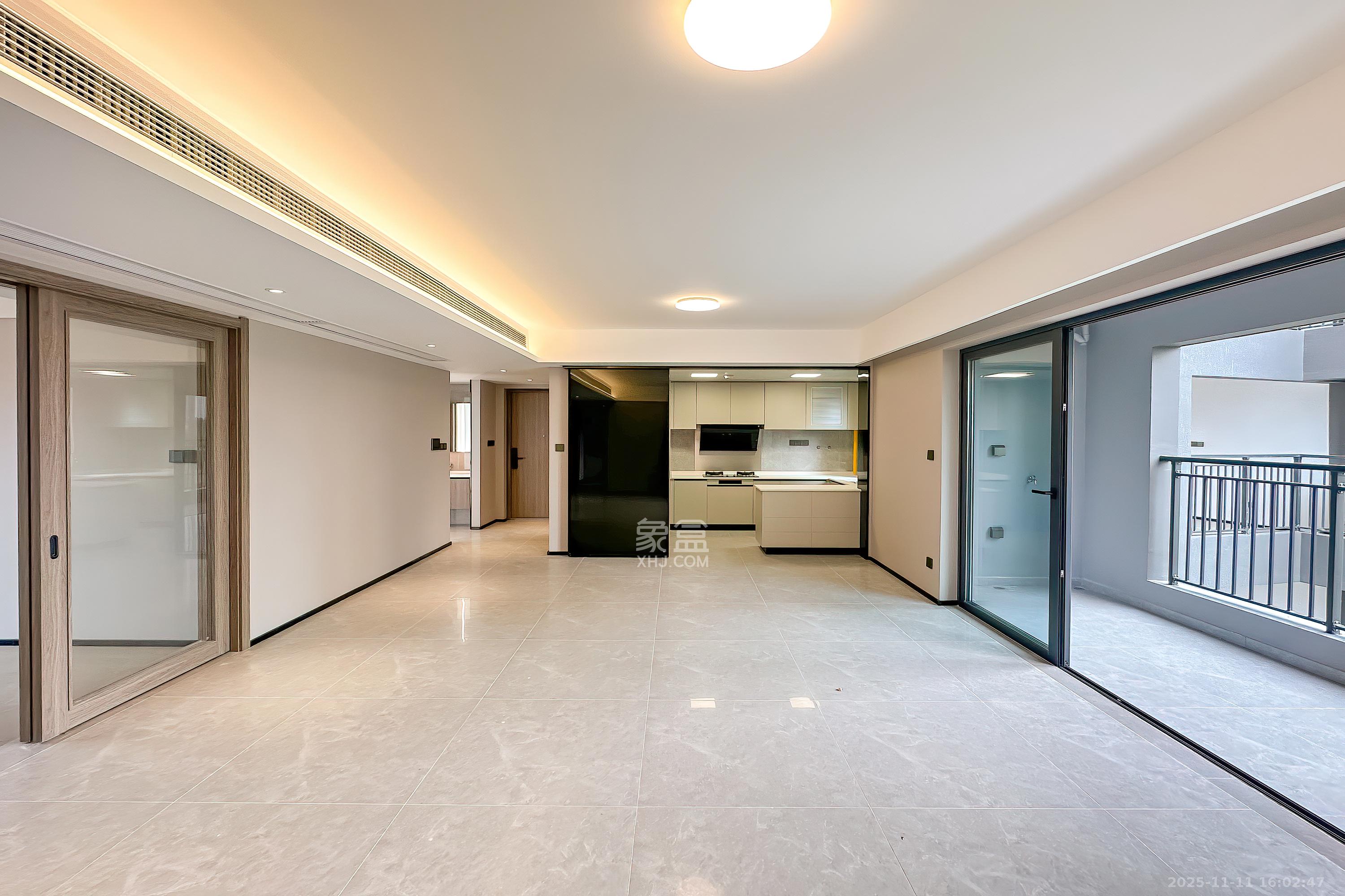 万科半岛国际 3室2厅2卫 180.0万 万科半岛国际 3室2厅2卫 180.0万客厅