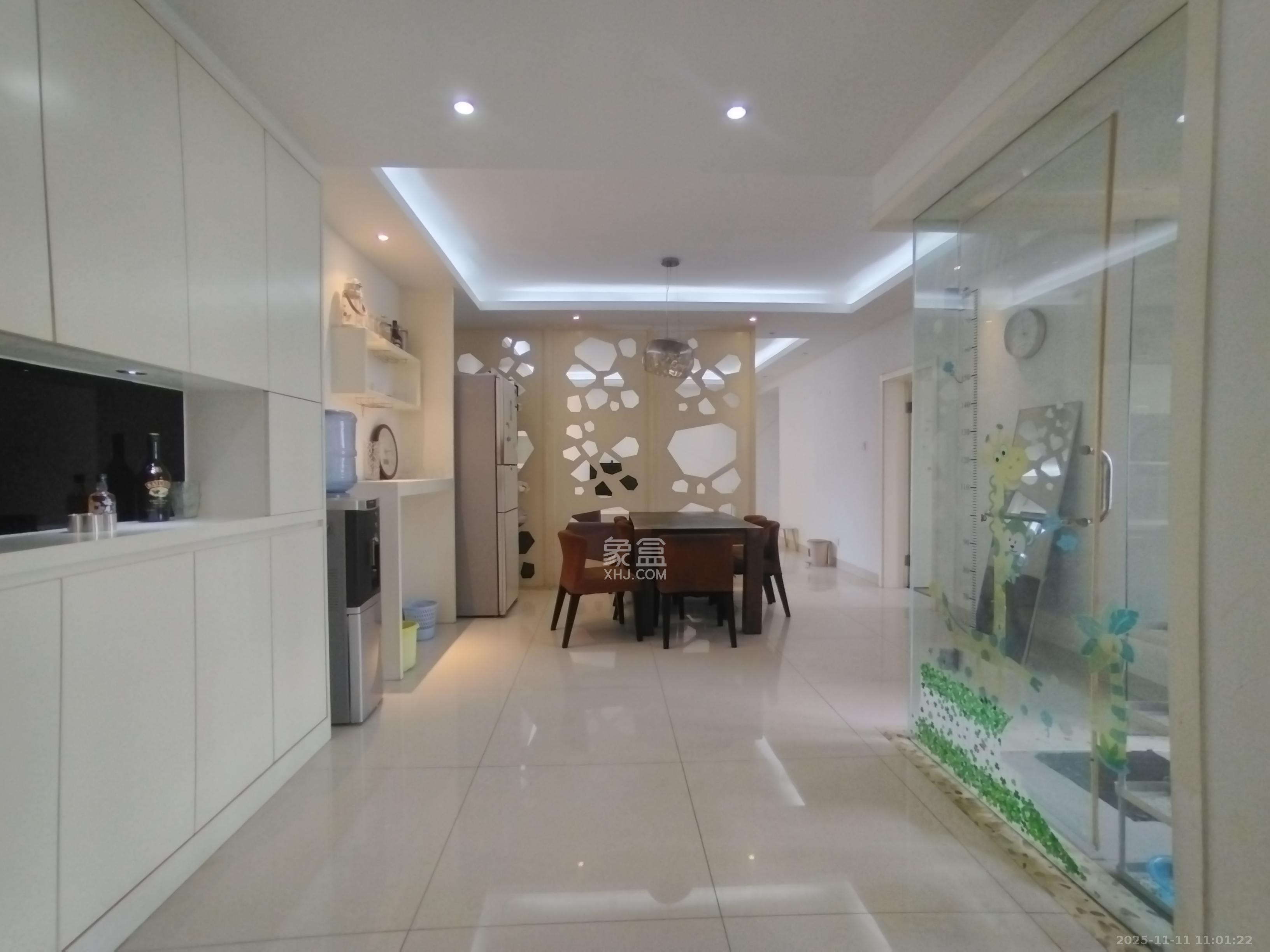 滨江金座 3室2厅2卫 3200.0元/月 滨江金座 3室2厅2卫 3200.0元/月室内图