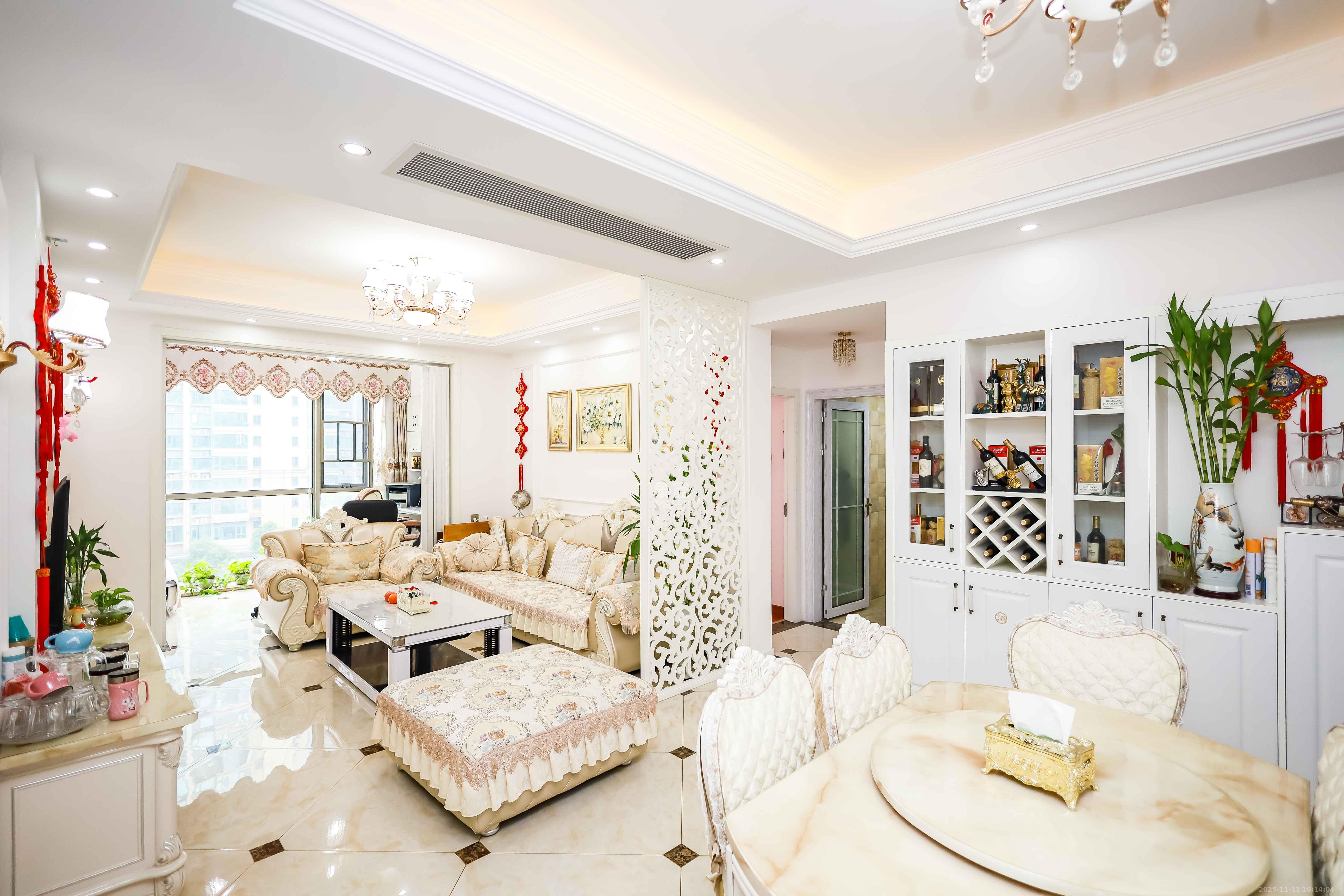 万象府台  3室2厅2卫    238.0万客厅