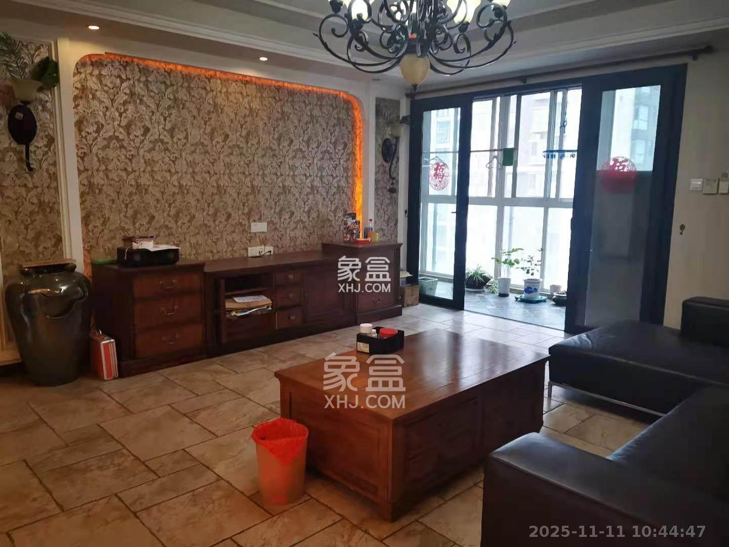 三万英尺  3室2厅2卫    3800.0元/月