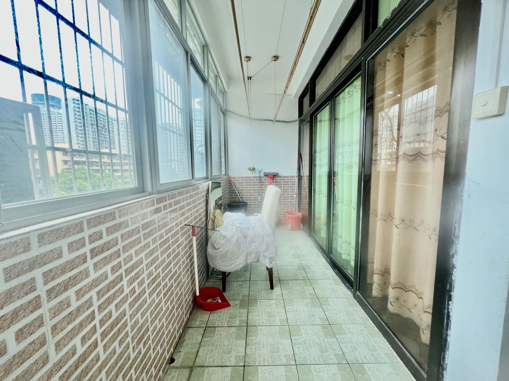 科技大厦(义龙路) 3室2厅1卫 70.0万 科技大厦(义龙路) 3室2厅1卫 70.0万客厅