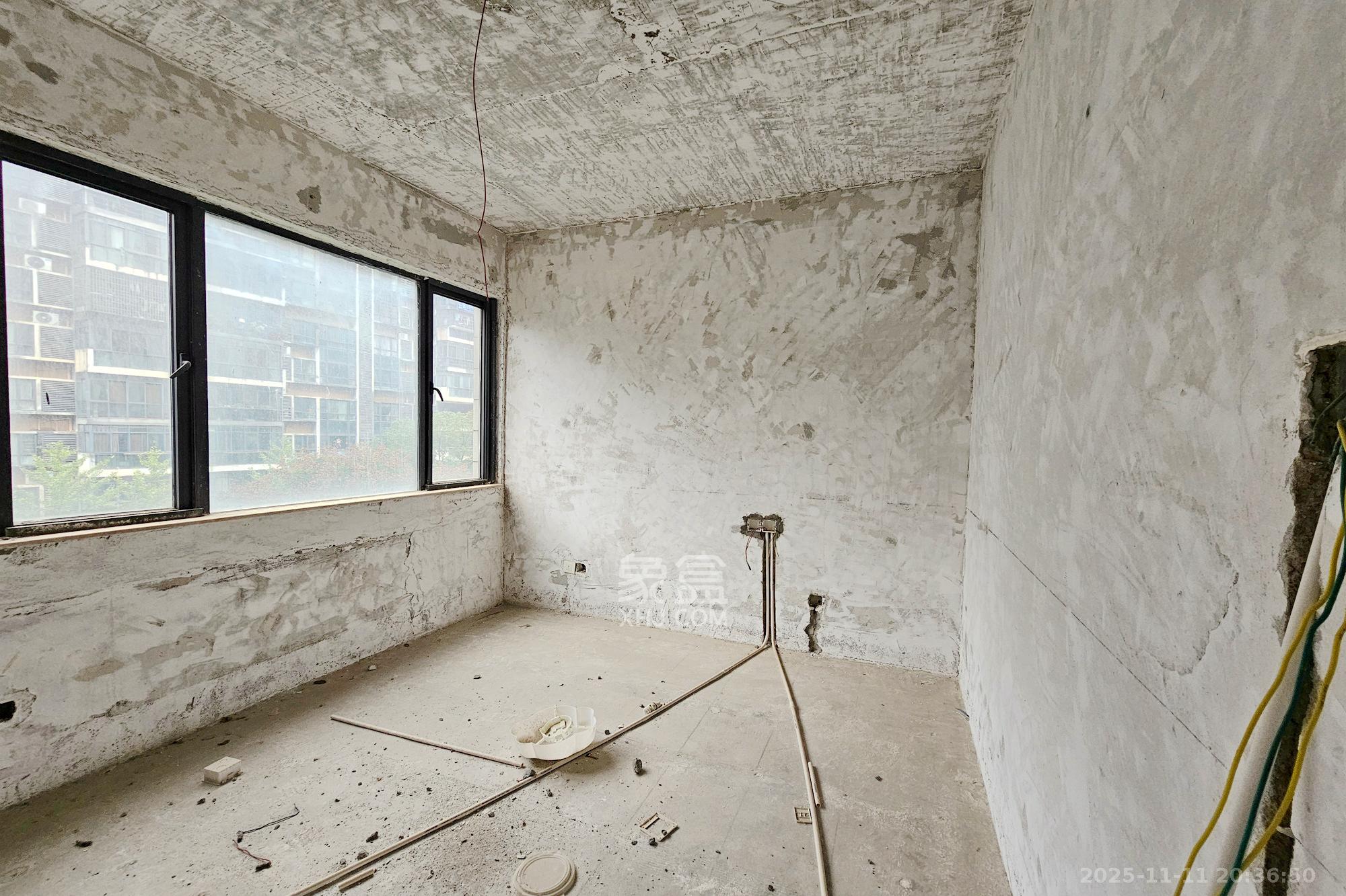 茂华国际湘  5室2厅2卫    180.0万卧室