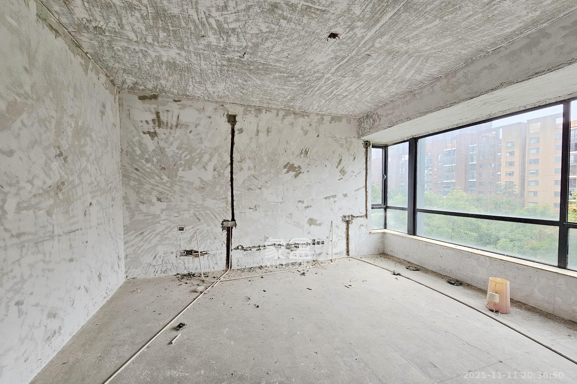 茂华国际湘  5室2厅2卫    180.0万卧室