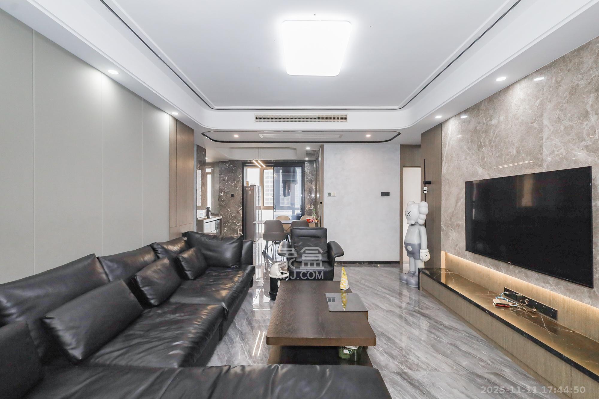 阳光丽城二期  4室2厅2卫    188.0万客厅