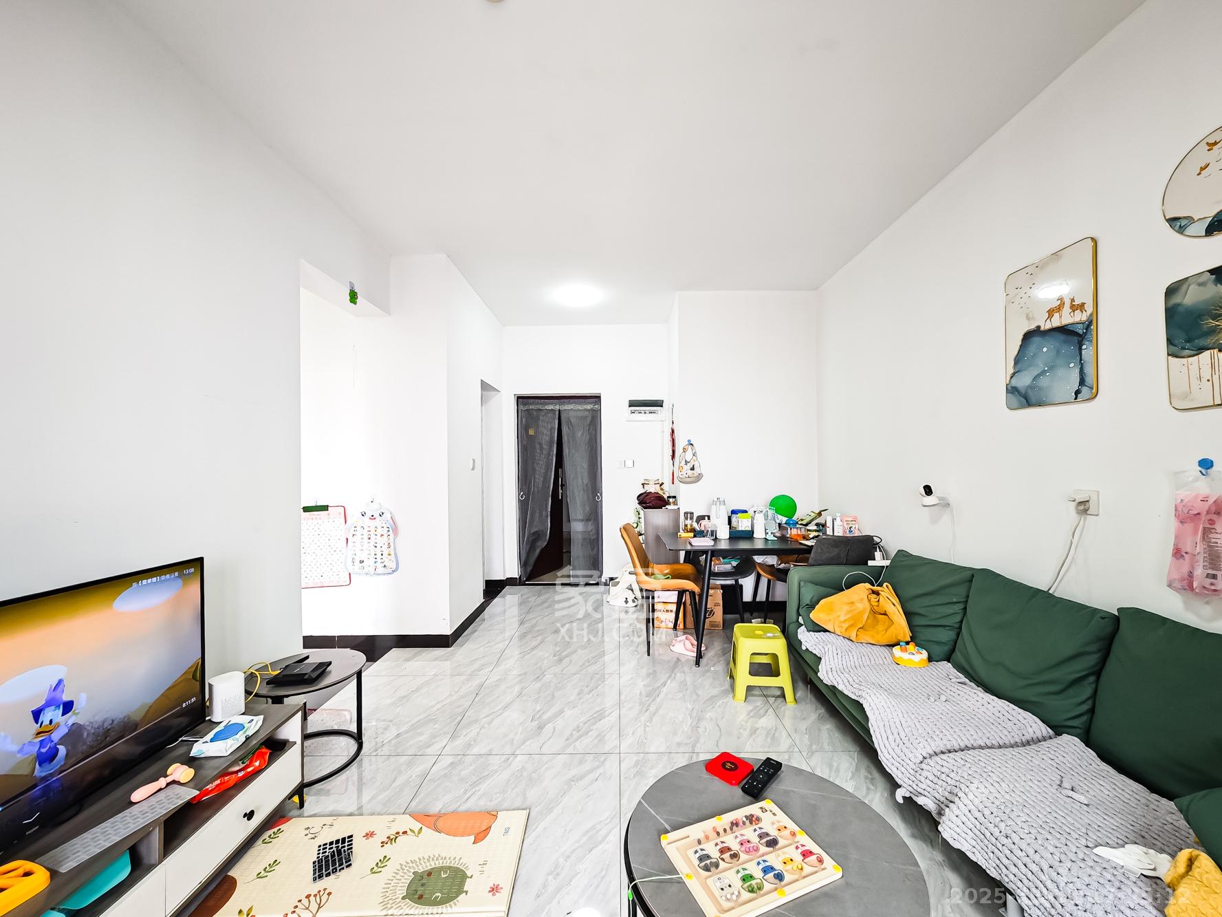 绿地海外滩一期  1室1厅1卫    55.0万客厅