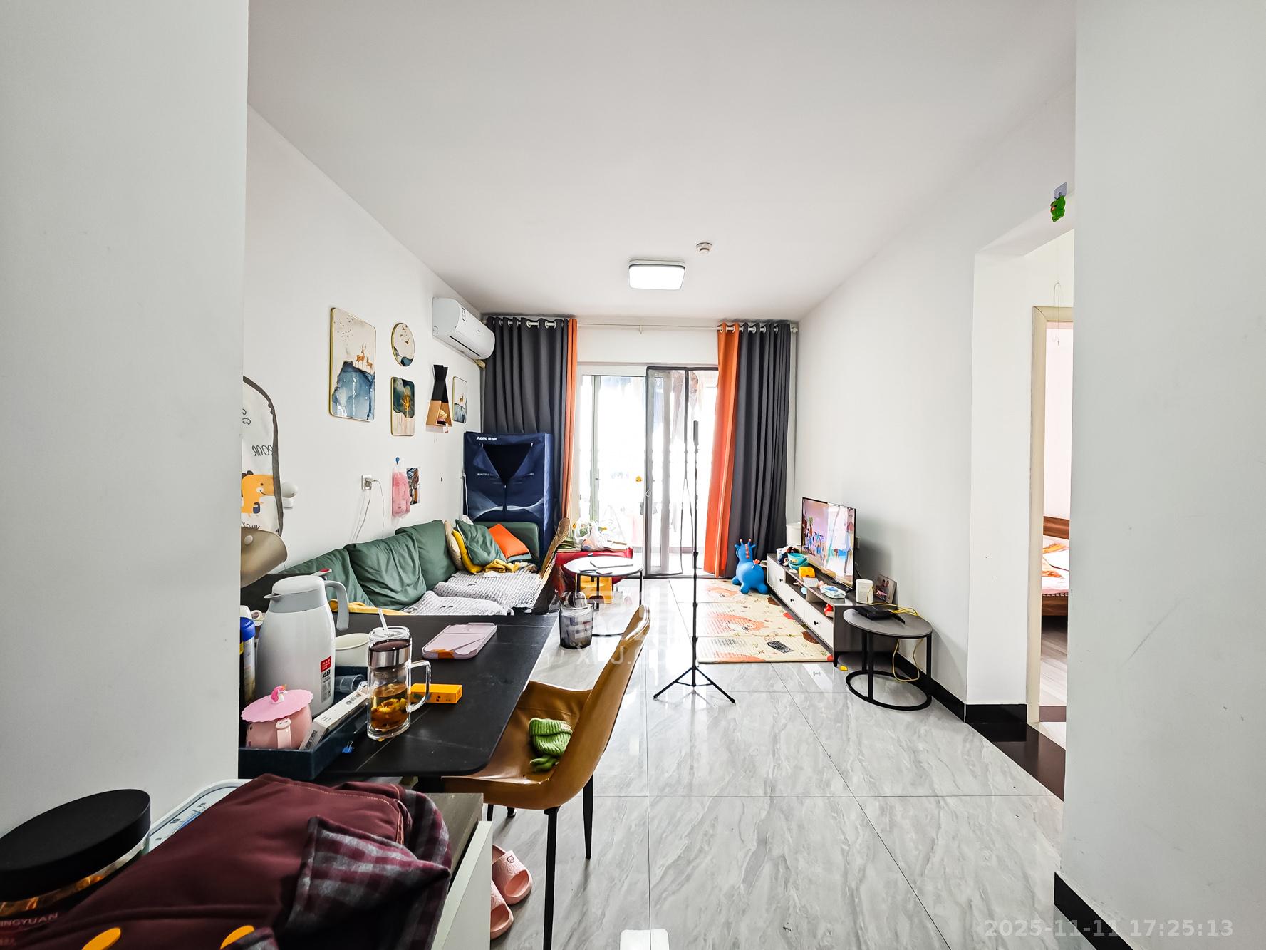 绿地海外滩一期  1室1厅1卫    55.0万客厅