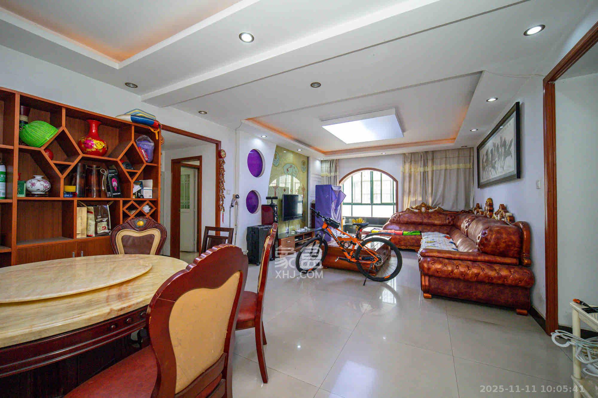 天和华城  3室2厅2卫    2000.0元/月