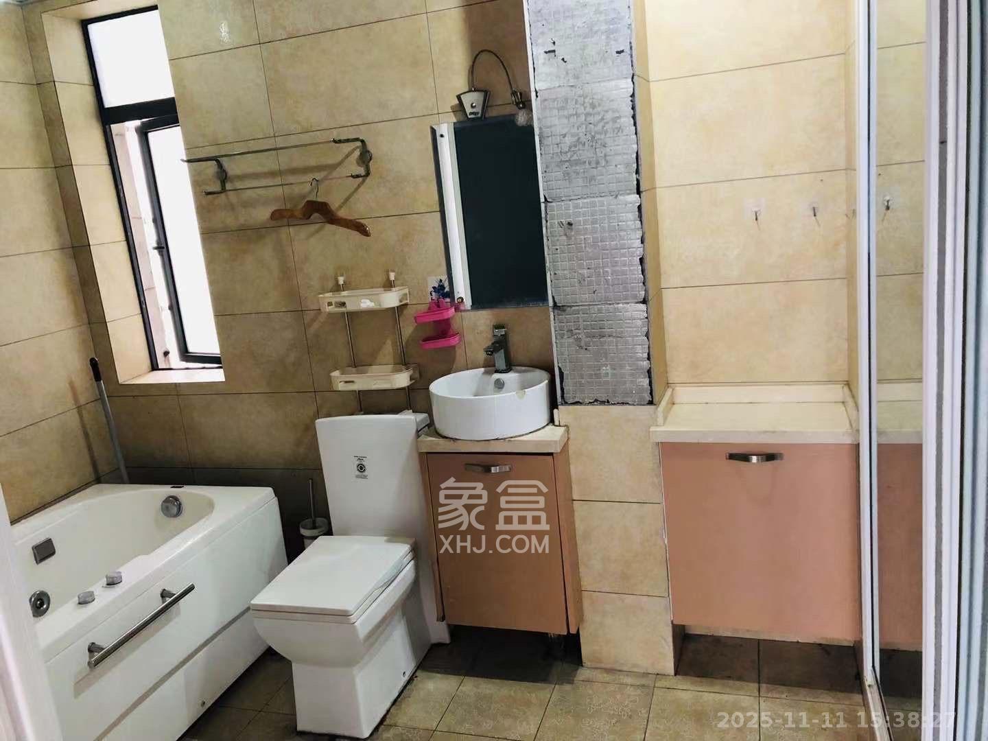 西子花苑  1室2厅1卫    2300.0元/月室内图