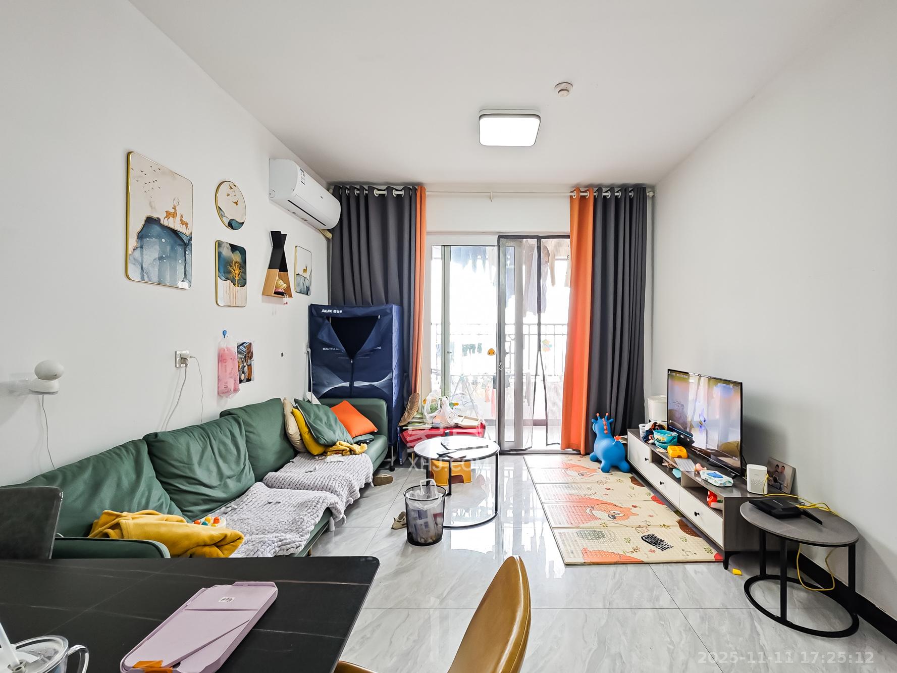 绿地海外滩一期  1室1厅1卫    55.0万客厅