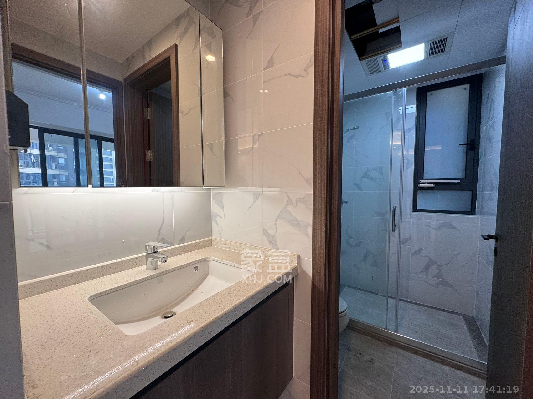 绿地V岛  3室2厅2卫    3300.0元/月室内图