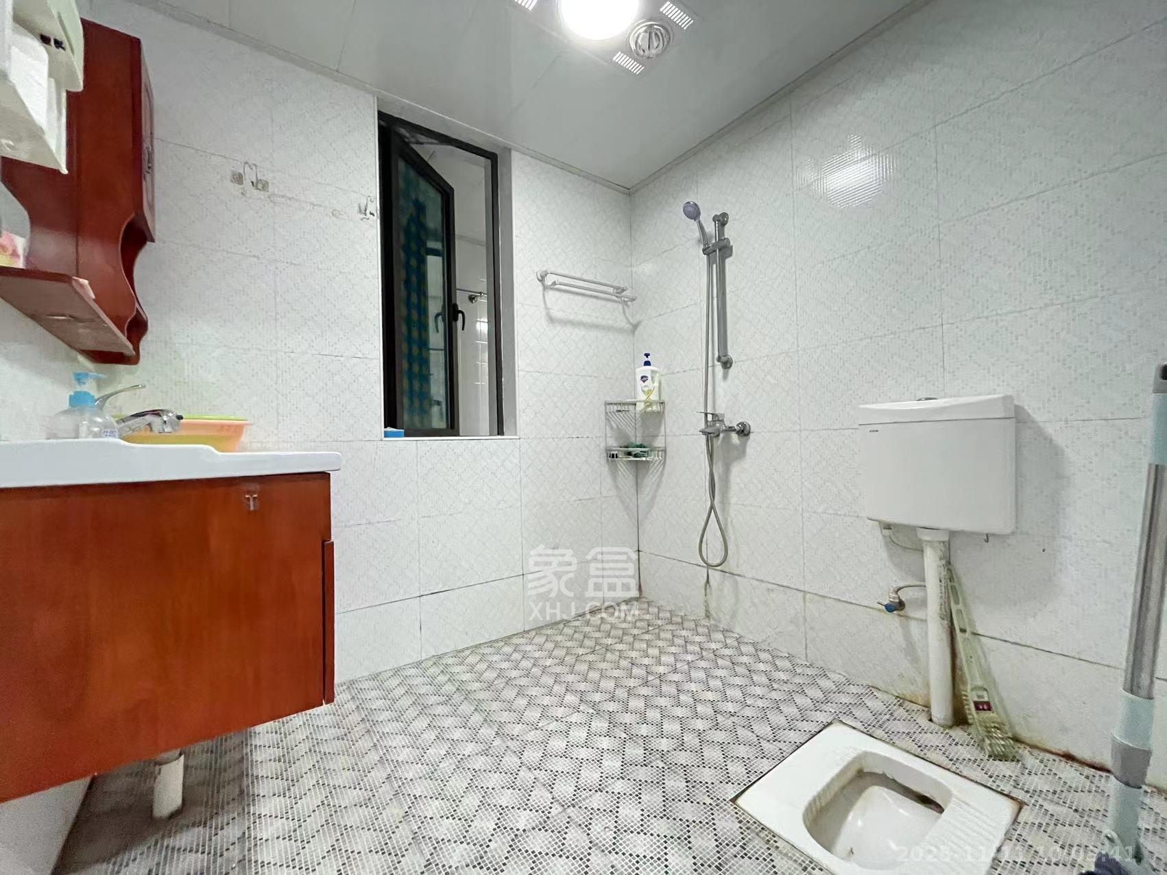 保利麓谷林语D区  1室2厅1卫    2000.0元/月室内图1