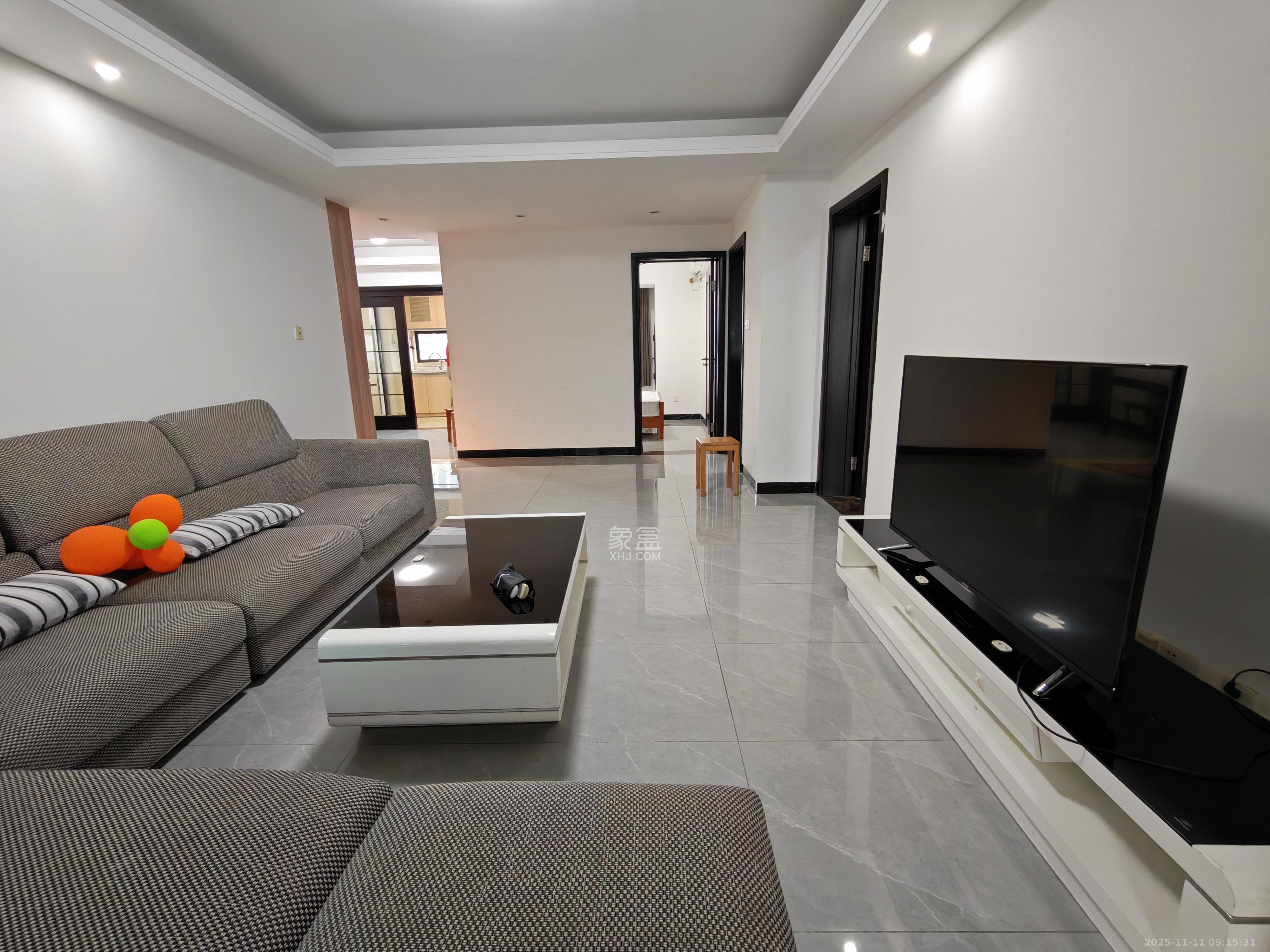 绿地中央广场  3室2厅2卫    3200.0元/月