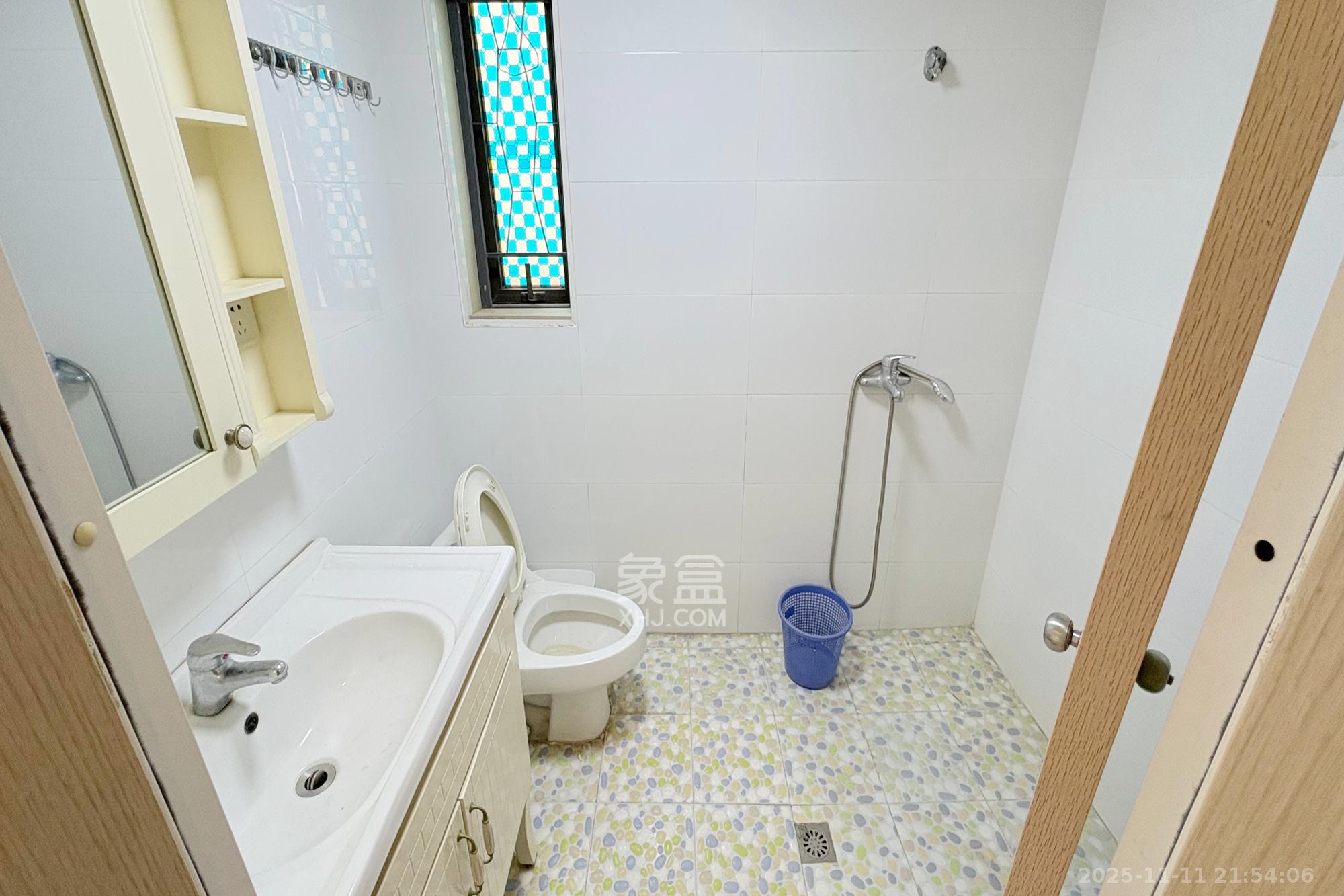 盛世美居荷园  3室2厅2卫    135.0万卫生间