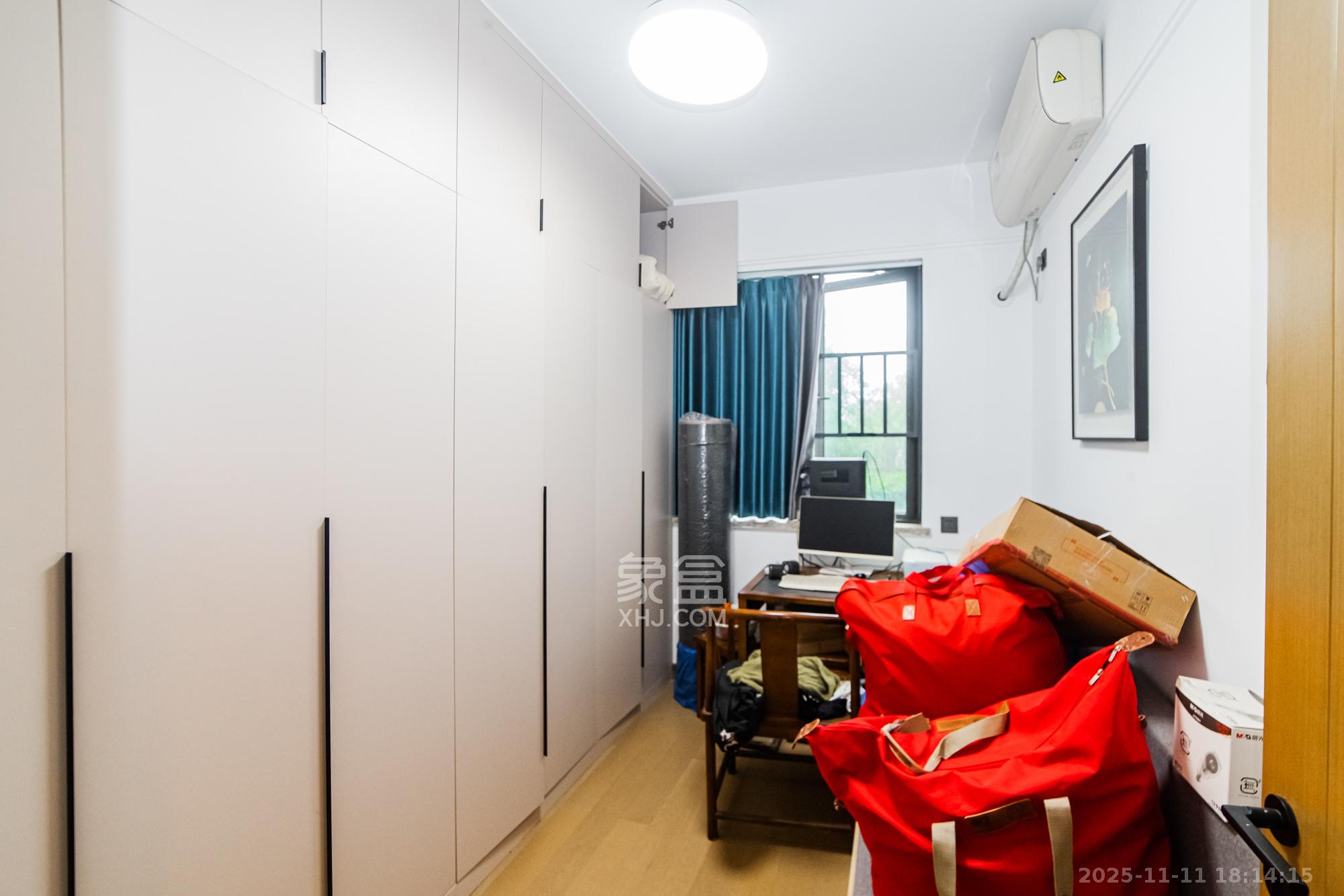 长房雍景湾 4室2厅2卫 180.0万 长房雍景湾 4室2厅2卫 180.0万卧室