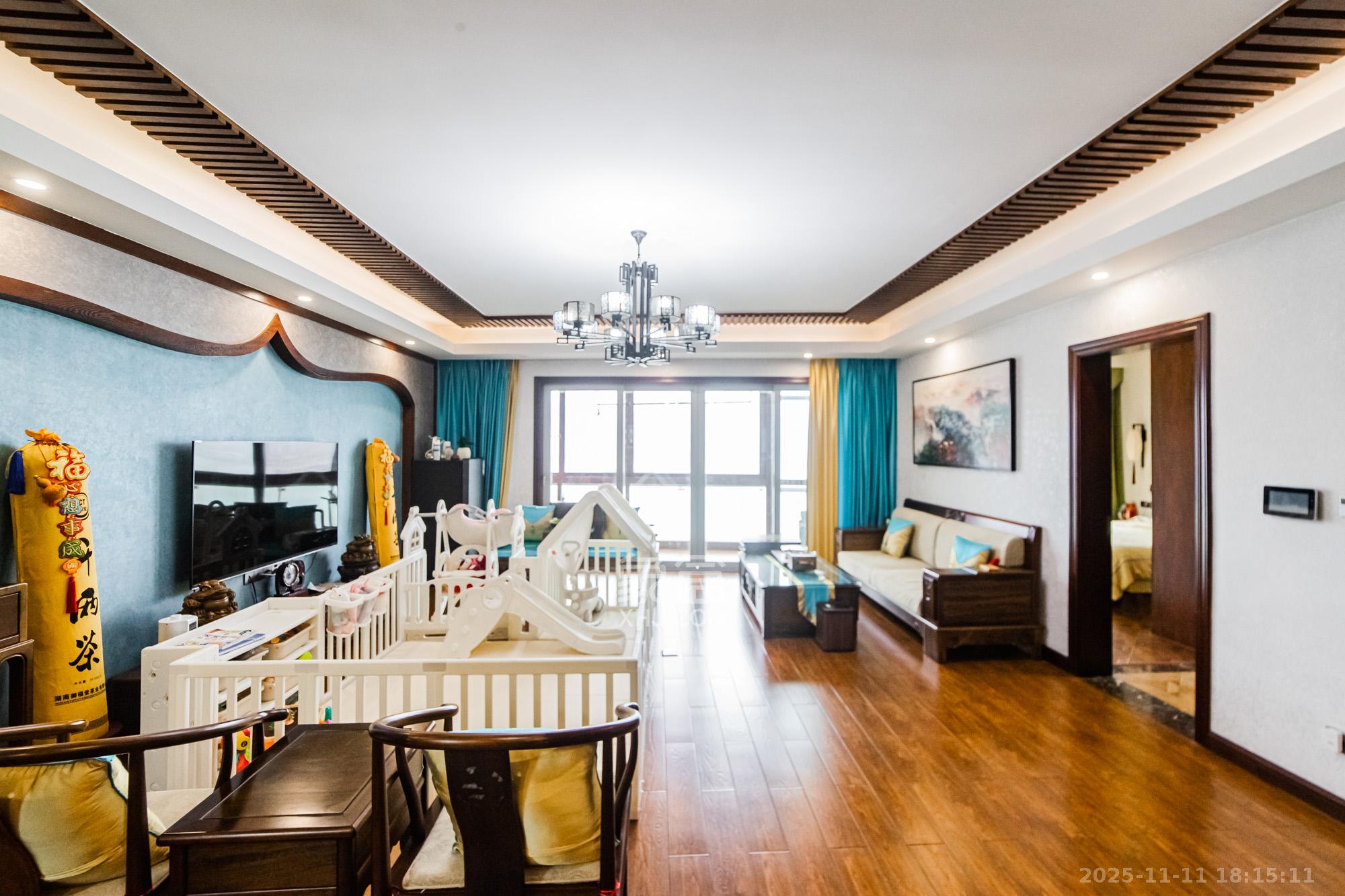 北辰定江洋 3室2厅2卫 550.0万 北辰定江洋 3室2厅2卫 550.0万客厅