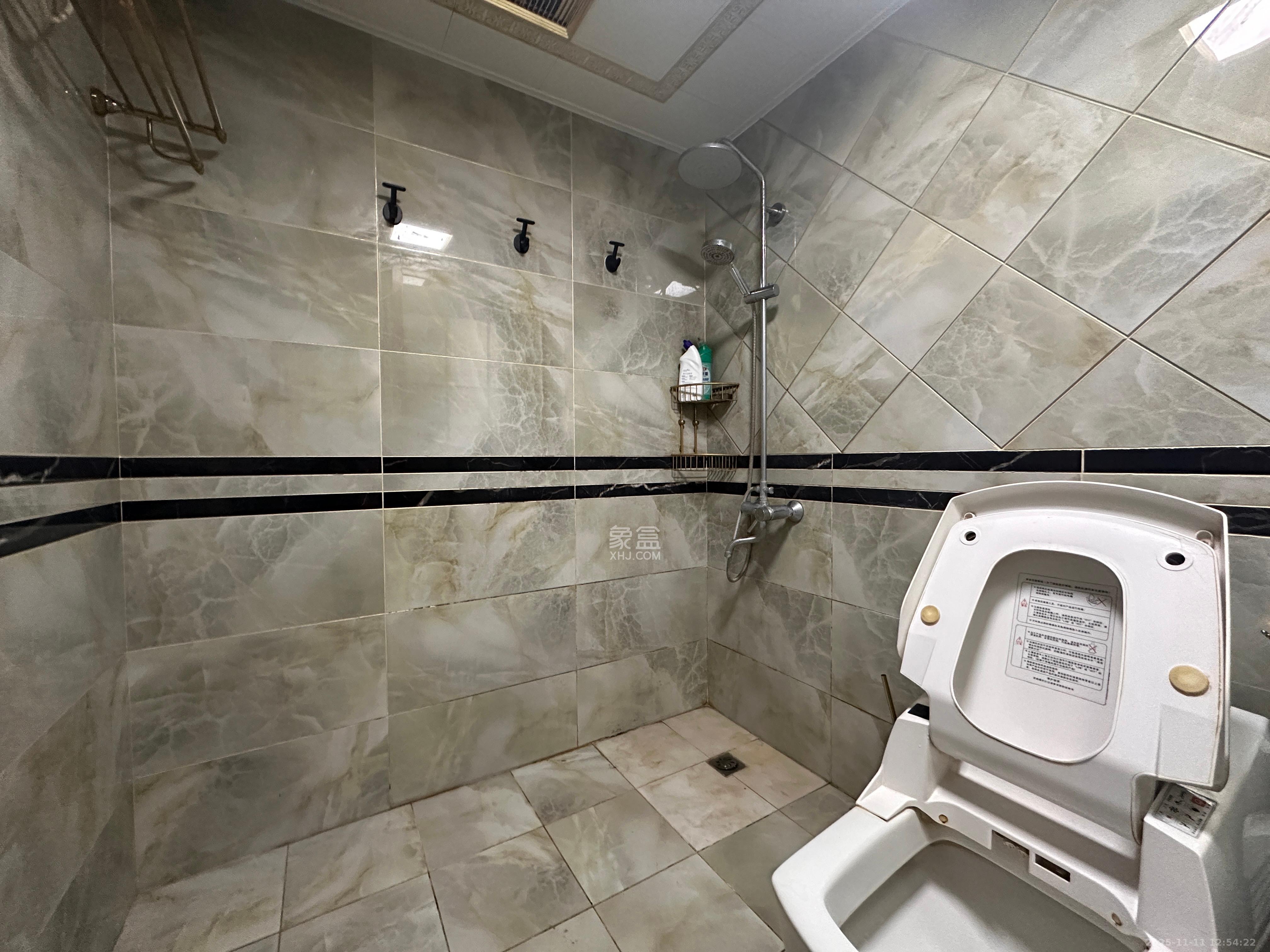 君临天厦  4室2厅2卫    8000.0元/月室内图