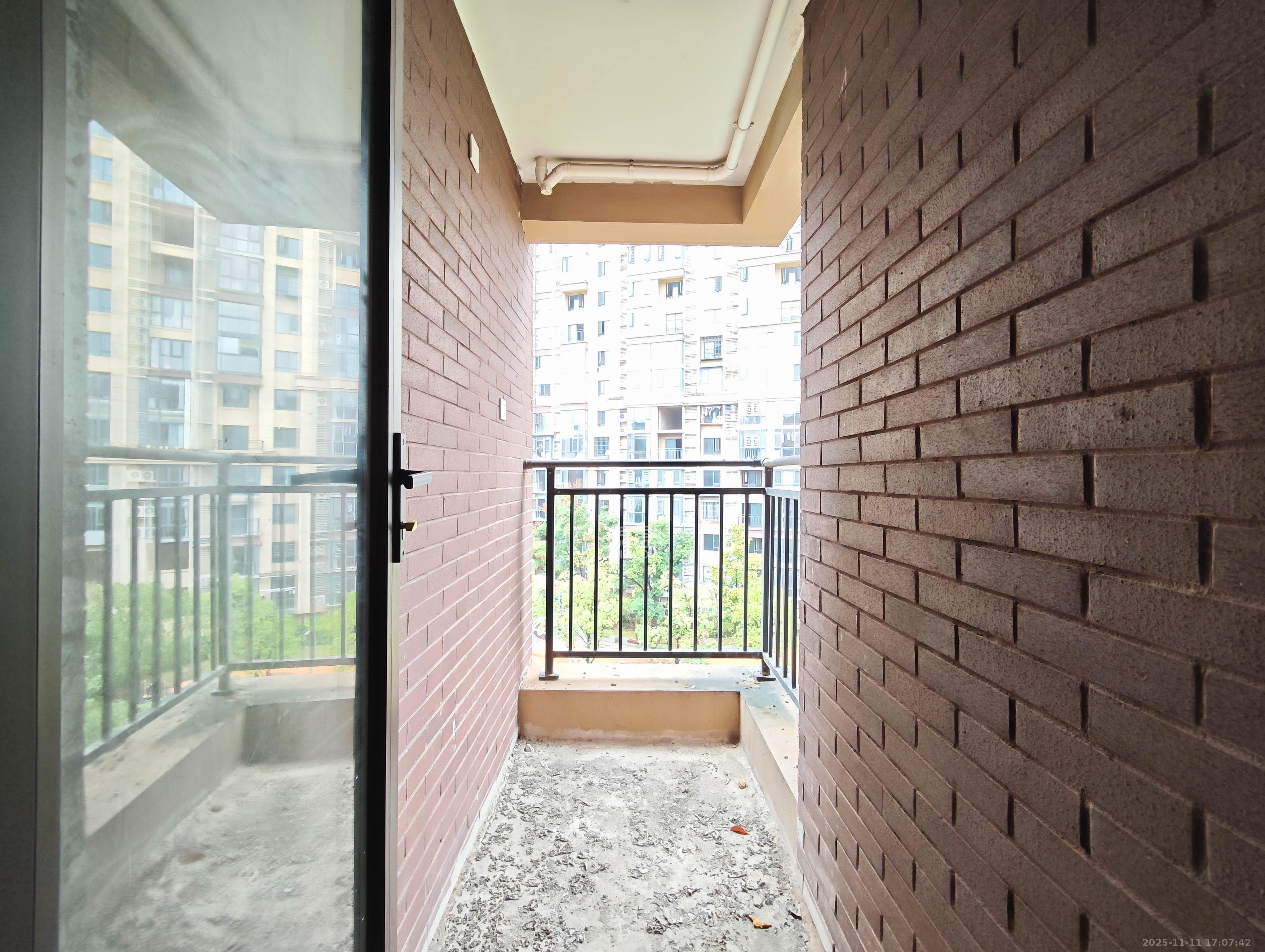 保利城(中航城国际社区、郡原美村) 1室0厅0卫 115.8万 保利城(中航城国际社区、郡原美村) 1室0厅0卫 115.8万阳台