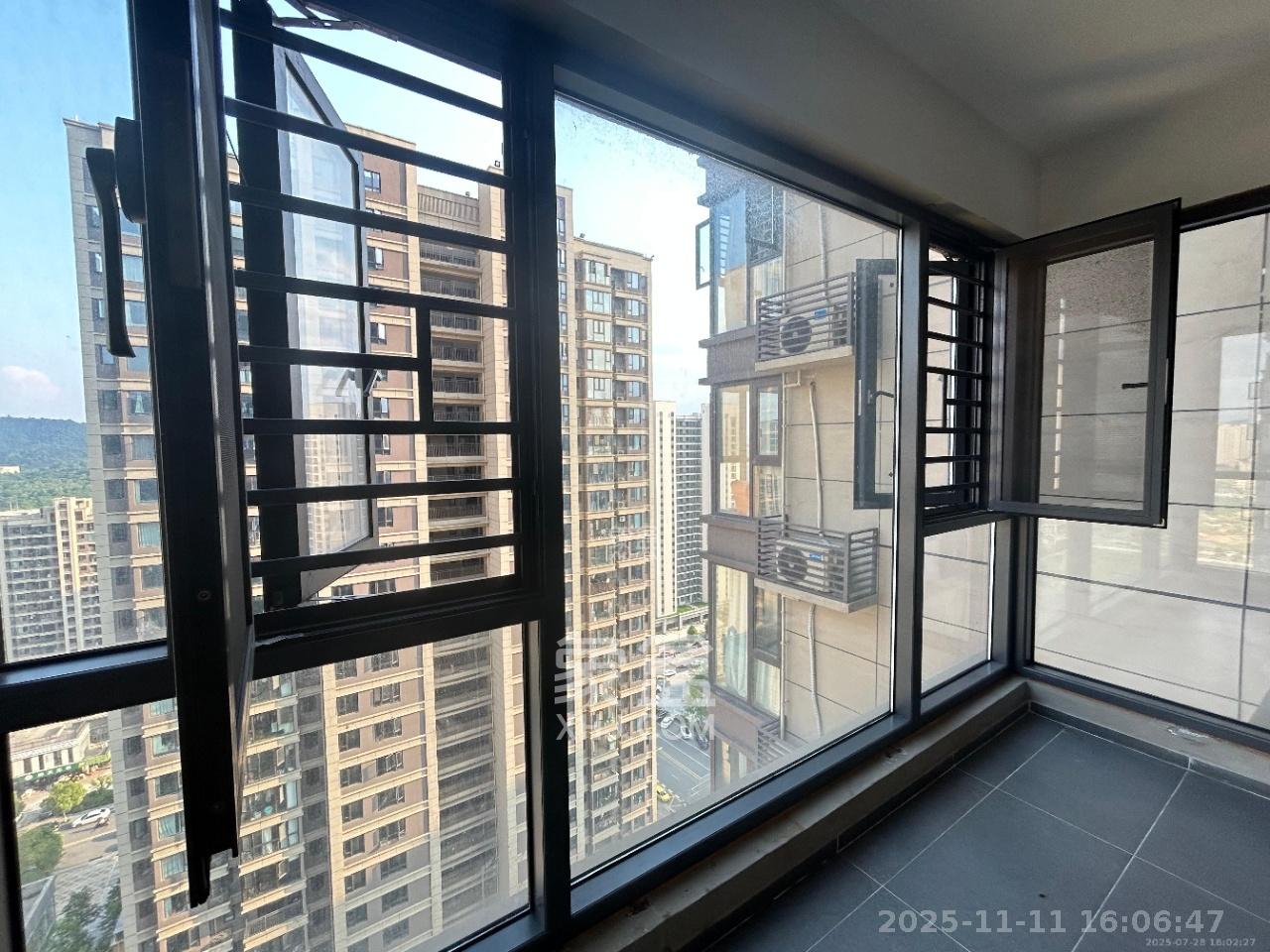 招商华发依云曦城  4室2厅2卫    2700.0元/月室内图