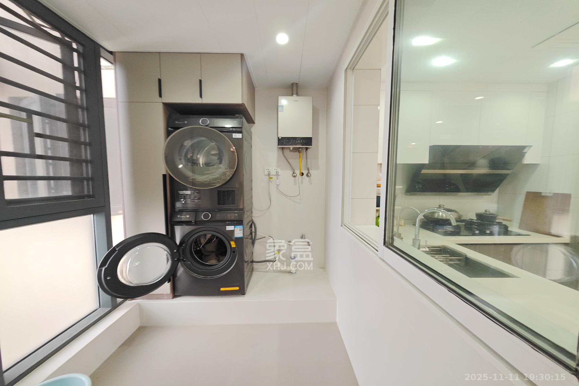 保利大都汇四期 3室2厅2卫 143.0万 保利大都汇四期 3室2厅2卫 143.0万阳台