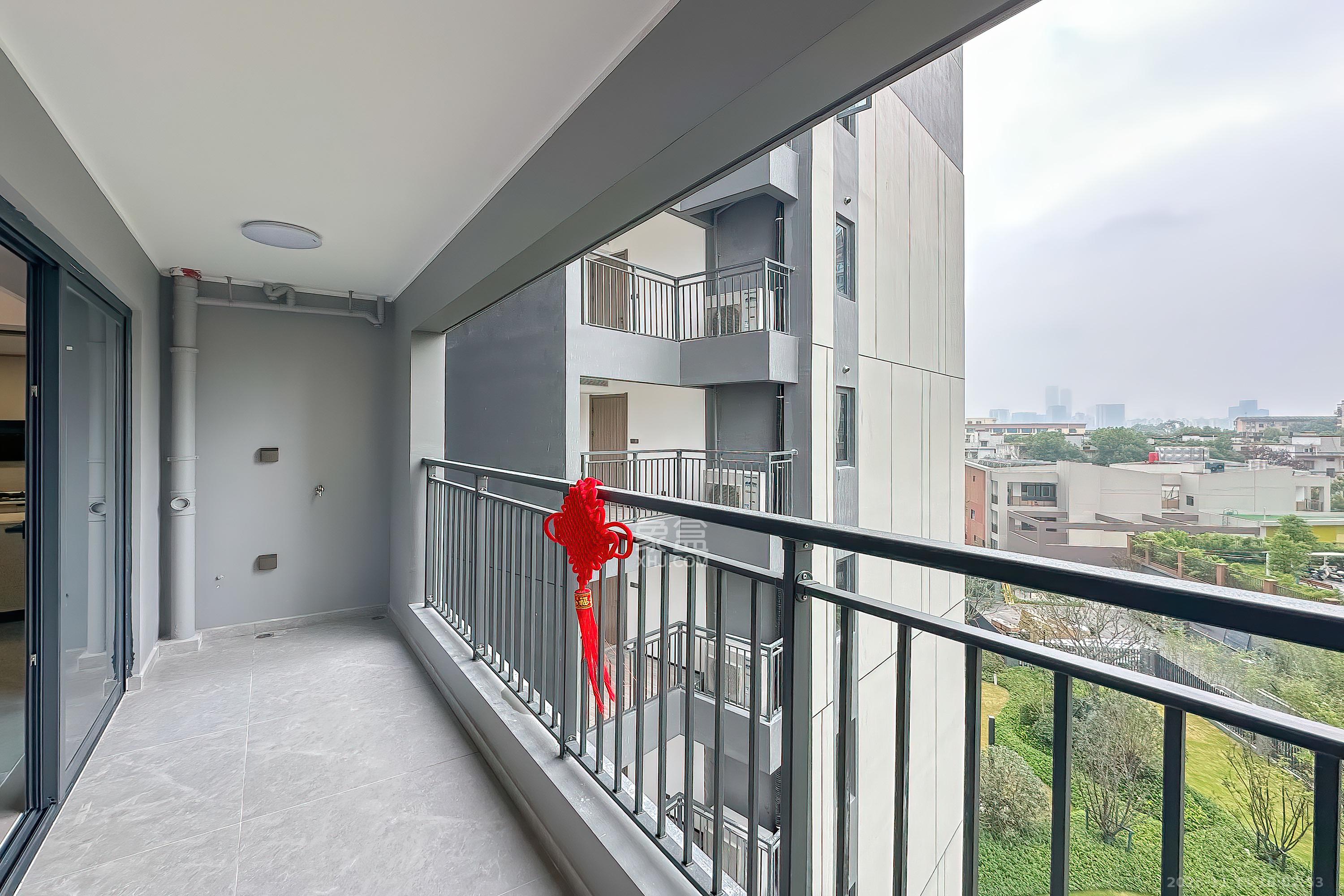 万科半岛国际  3室2厅2卫    180.0万阳台