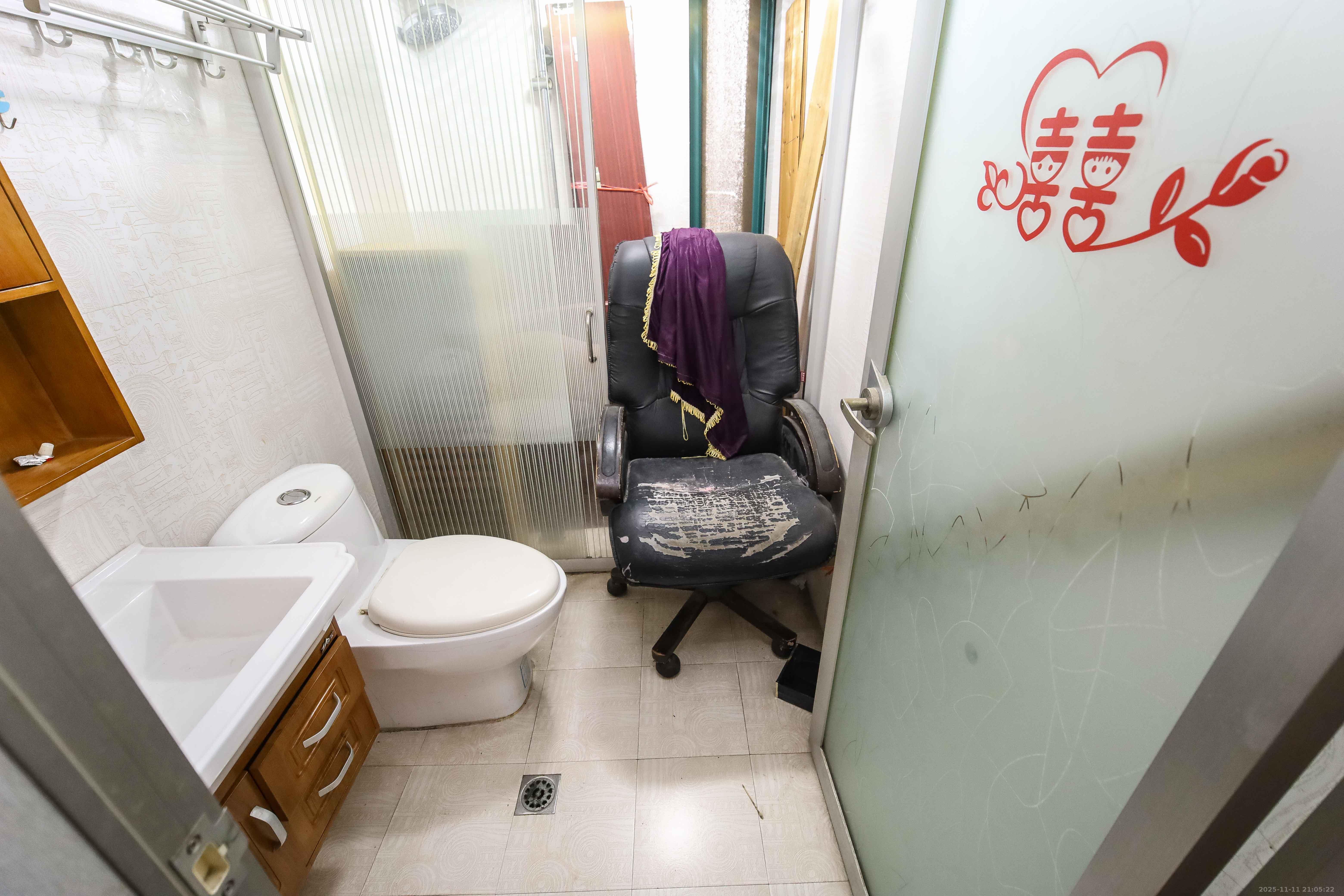 东玺门  3室2厅1卫    98.0万卫生间