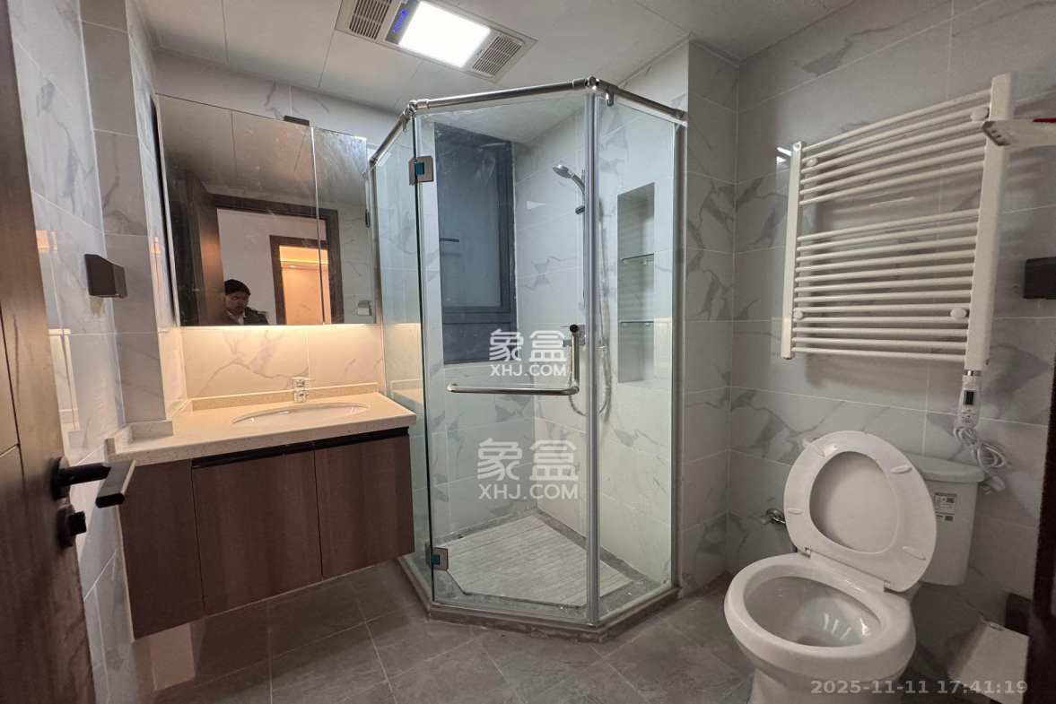 绿地V岛 3室2厅2卫 3300.0元/月 绿地V岛 3室2厅2卫 3300.0元/月室内图